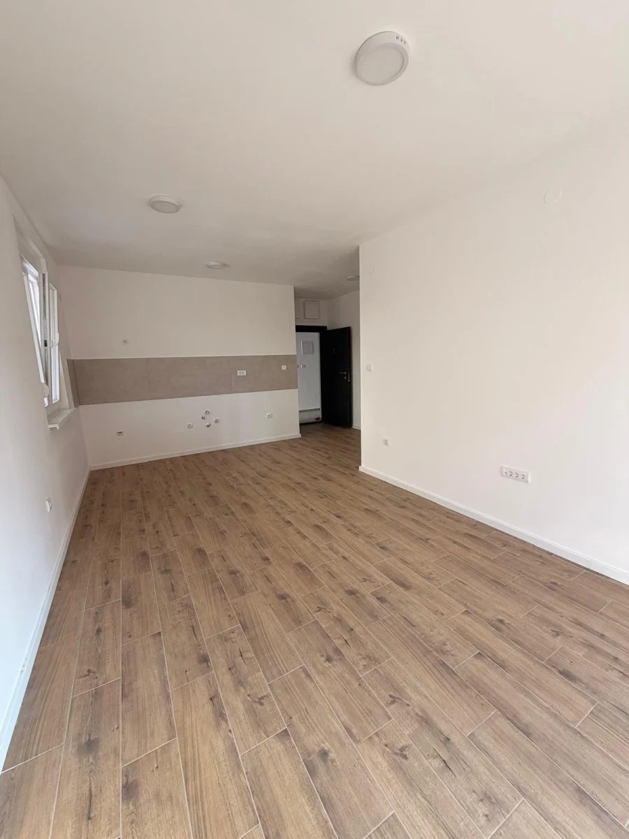 NOVI SAD. VIDOVDANSKO NASELJE.JEDNOIPOSOBAN STAN. UZ STAN IDE I PARKING MESTO(Svet nekretnine, Novi Sad, Reg. br. 405)