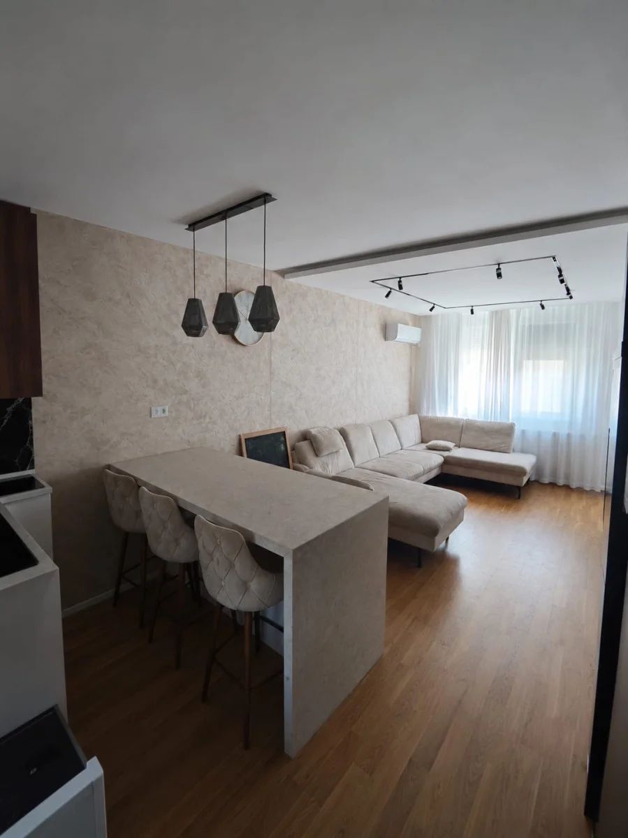 NOVI SAD. TELEP.DVOIPOSOBAN STAN.NAMEŠTEN STAN. ULIČNO ORIJENTISAN.(Svet nekretnine, Novi Sad, Reg. br. 405)
