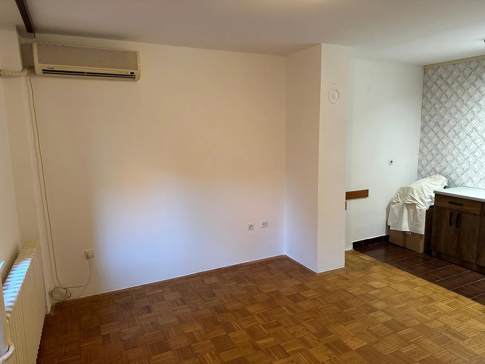 NOVI SAD. NOVO NASELJE. GARSONJERA.PRIPADAJUĆA OSTAVA NA TAVANU 5M2(Svet nekretnine, Novi Sad, Reg. br. 405)