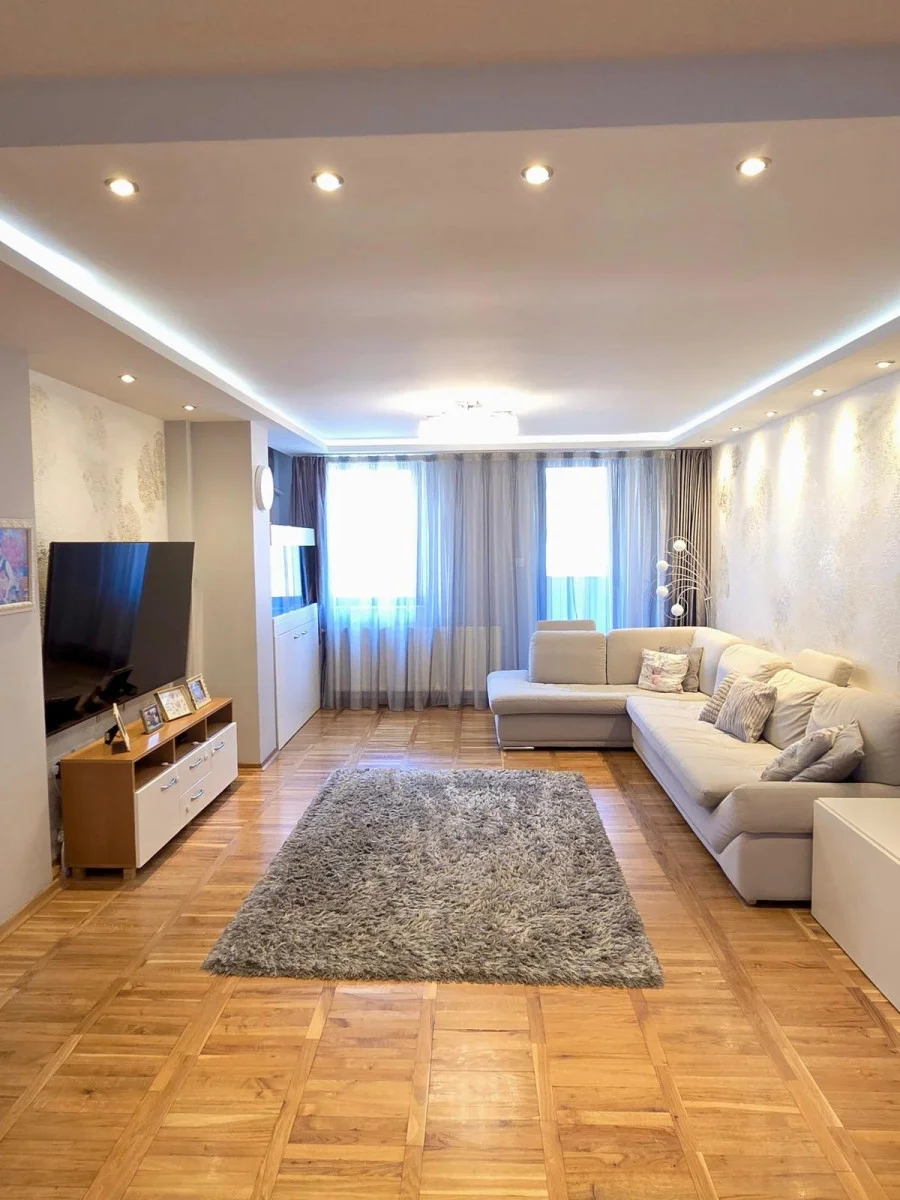 NOVI SAD. GRBAVICA. ČETVOROSOBAN STAN.(Svet nekretnine, Novi Sad, Reg. br. 405)