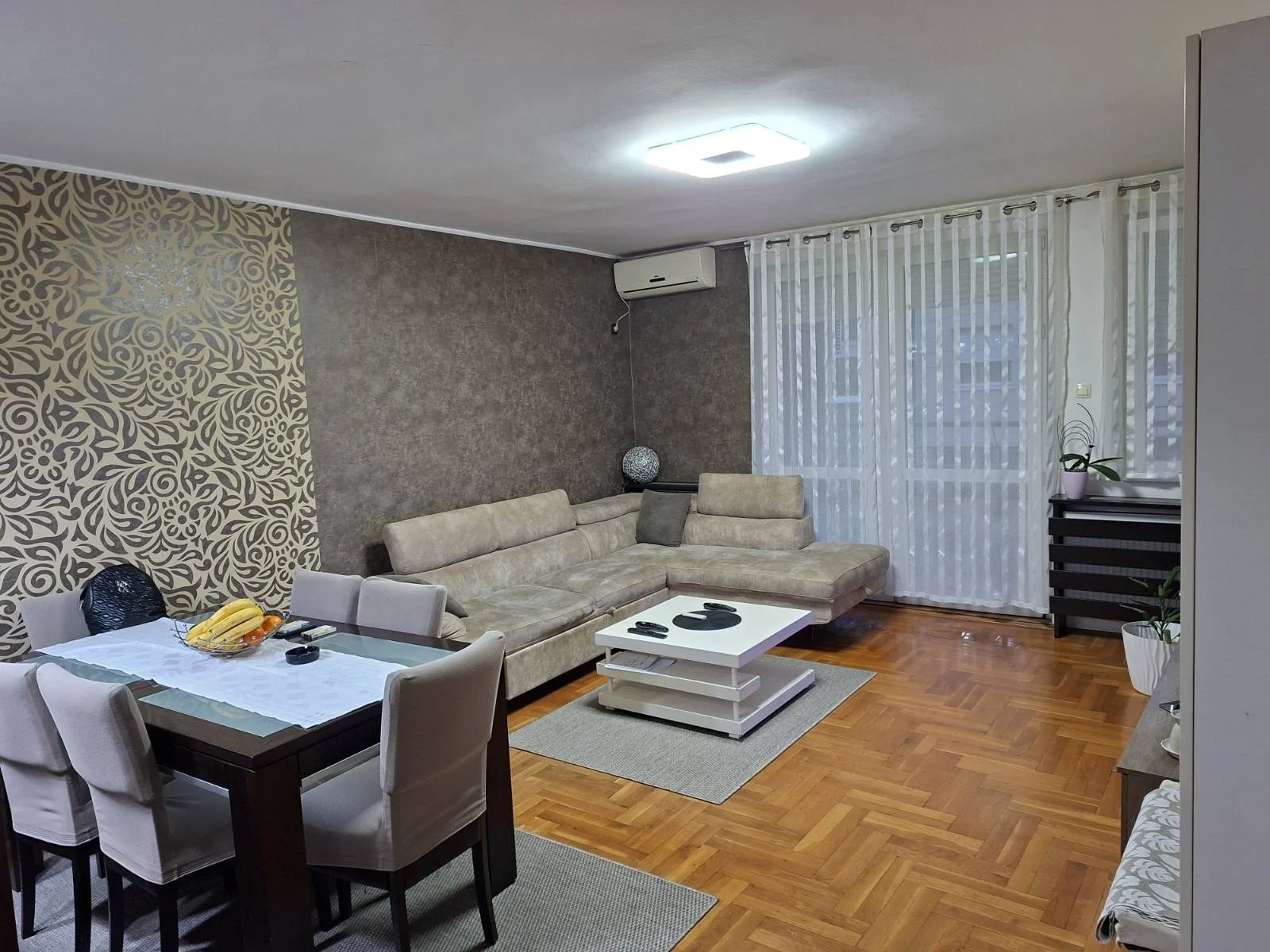 NOVI SAD. PODBARA. TROSOBAN STAN(Svet nekretnine, Novi Sad, Reg. br. 405)