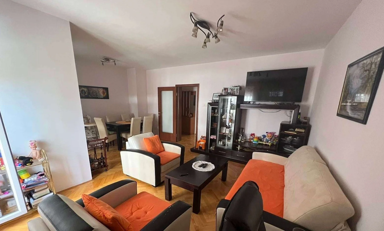 NOVI SAD.CENTAR.TROIPOSOBAN STAN.    (Svet nekretnine, Novi Sad, Reg. br. 405)