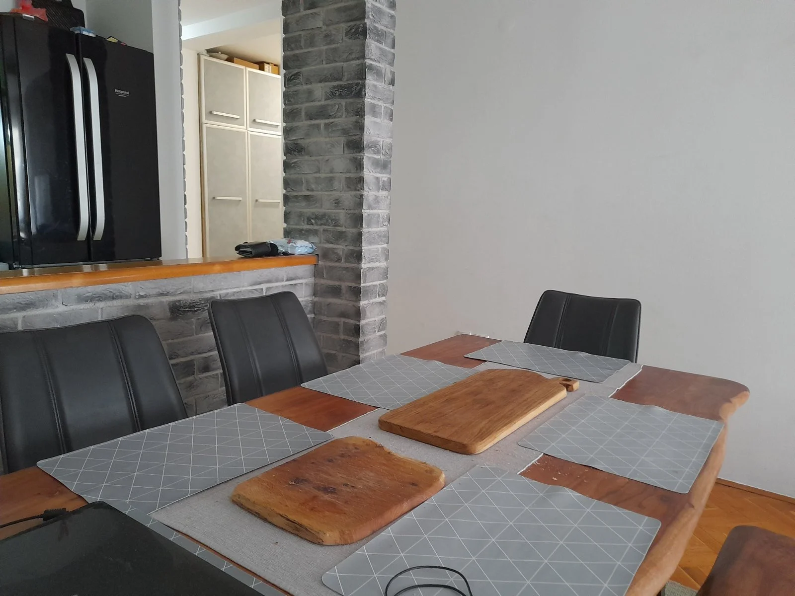NOVI SAD.NOVA DETELINARA.TROSOBAN STAN.    (Svet nekretnine, Novi Sad, Reg. br. 405)