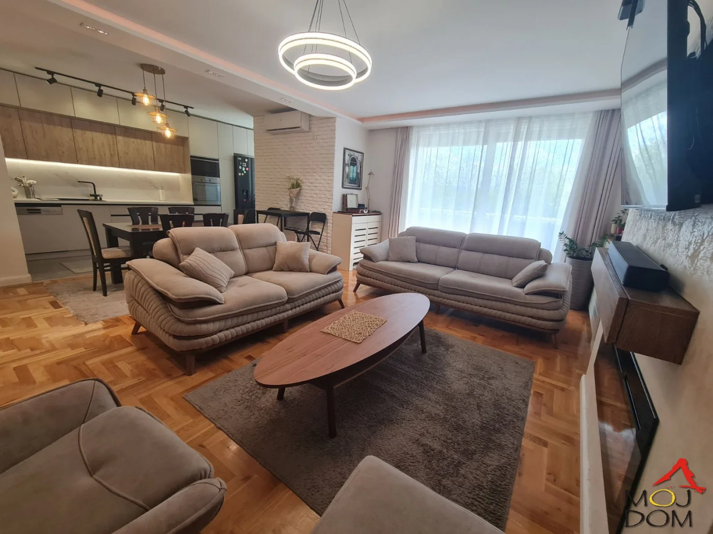 Novi Sad - Telep
U mirnijem delu Novog Sada, nalazi se ovaj penthouse koji je pre svega praktičan i dobro organizovan prostor za život. Nije rađen da impresionira na prvi pogled, već da dugoročno funkcioniše – bilo za veću porodicu, kombinac