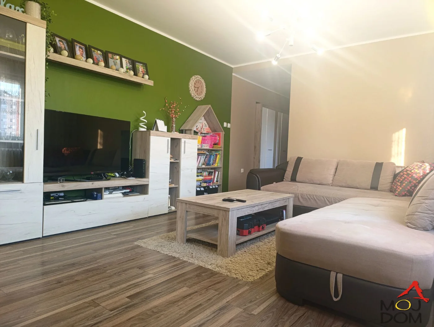 

Na prodaju kompletno renoviran i potpuno namešten trosoban stan površine 68 m², smešten na jednoj od najtraženijih lokacija u Novom Sadu – Liman 1.

Stan se nalazi na 8. spratu uredno održavane zgrade sa dva nova lifta i odlikuje se 