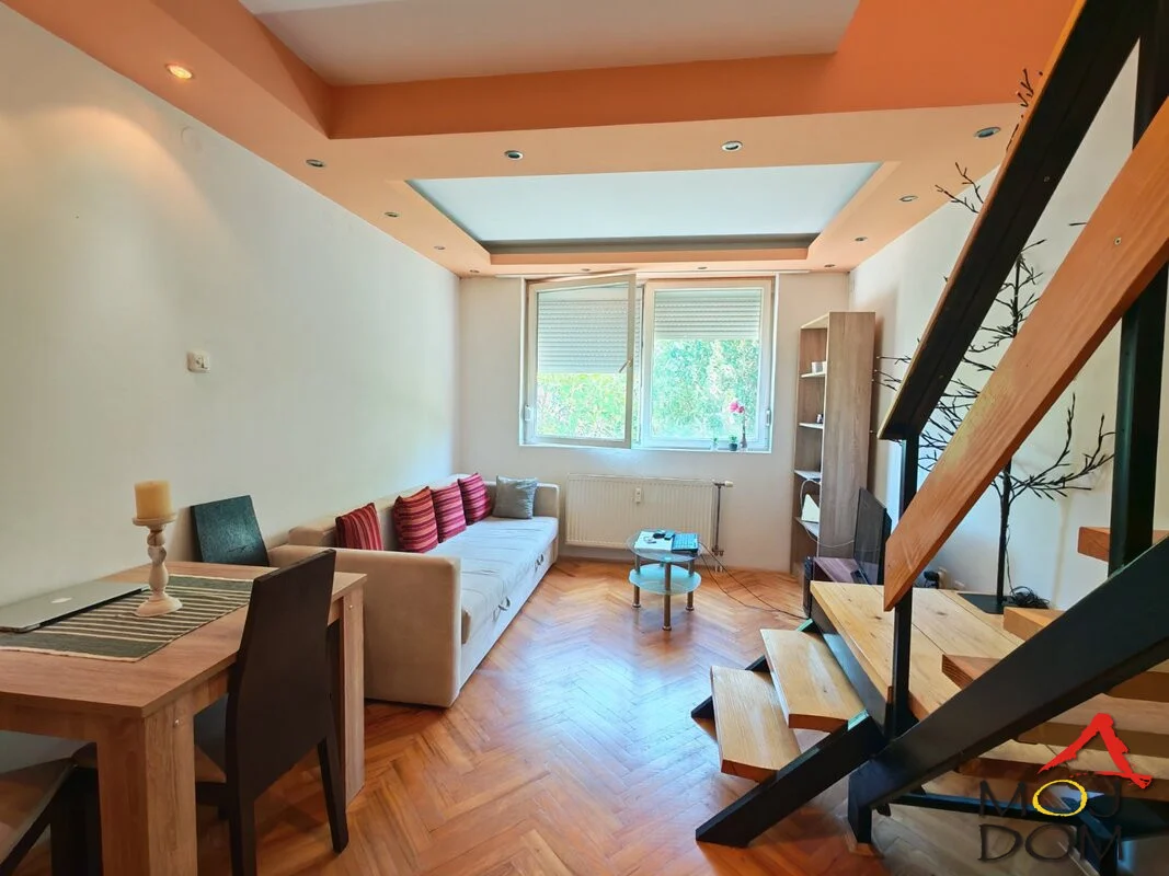 Duplex stan sa velikom terasom na odličnoj lokaciji u Zrenjaninu – Brigadira Ristića

U jednom od najtraženijih i najmirnijih delova Zrenjanina, u naselju Brigadira Ristića, nalazi se funkcionalan duplex stan površine 46 m² koji predstavlja o