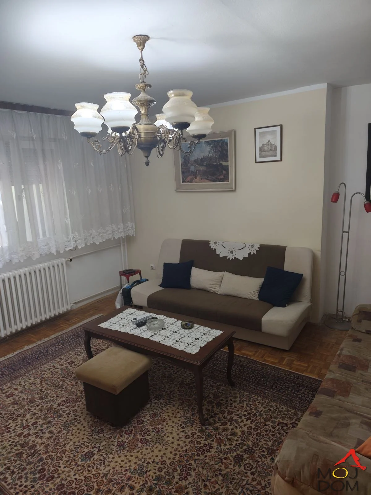 

Moj Dom nekretnine izdaje komforan trosoban stan na odličnoj lokaciji u mirnom delu Novog Naselja, idealan za porodičan život.

Stan se sastoji od prostranog dnevnog boravka, dve spavaće sobe, odvojene kuhinje, kupatila, posebnog toaleta