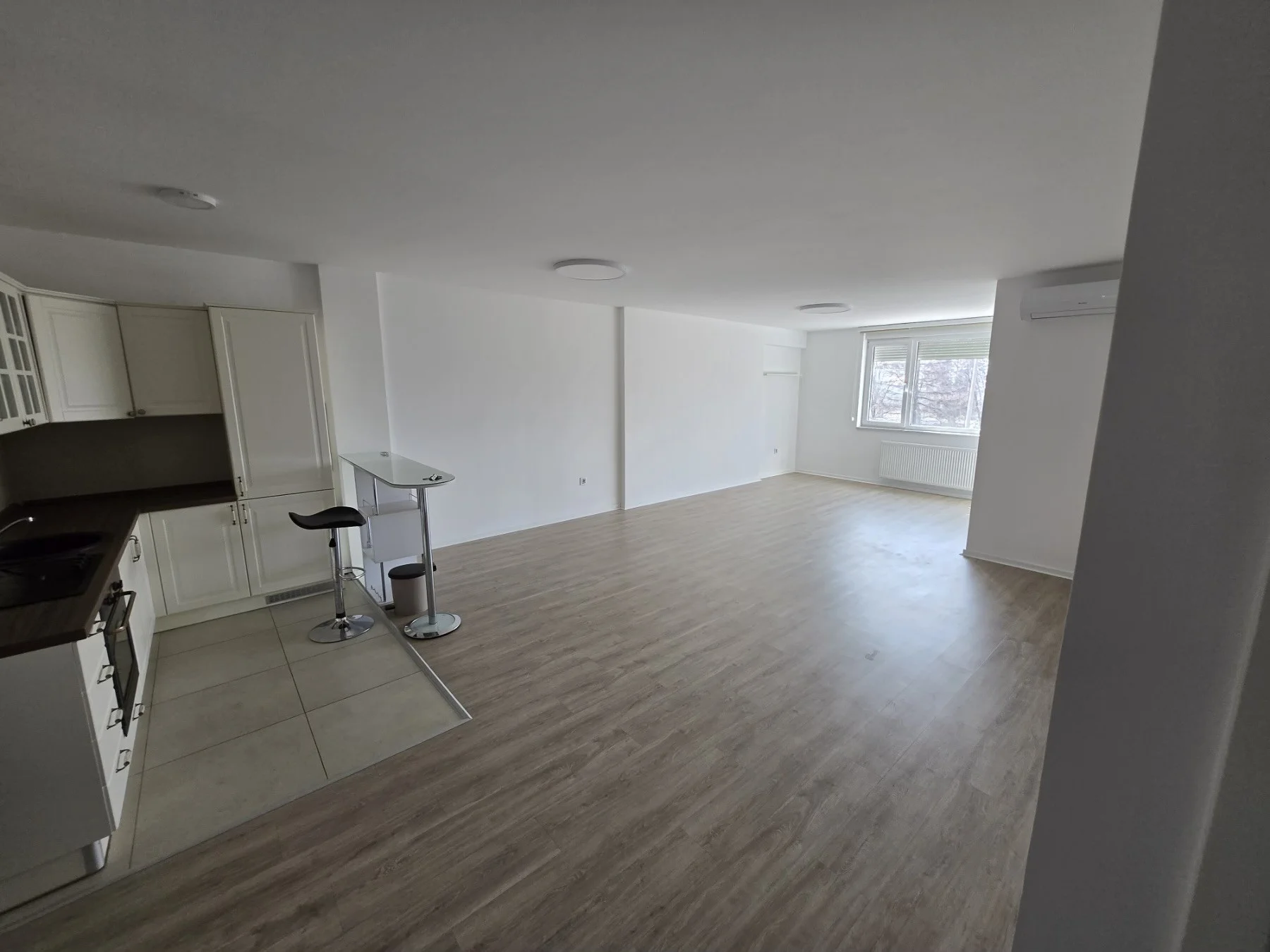 NOVI SAD. SAJAM. TROIPOSOBAN STAN. DVOSTRANO ORIJENTISAN.(Svet nekretnine, Novi Sad, Reg. br. 405)