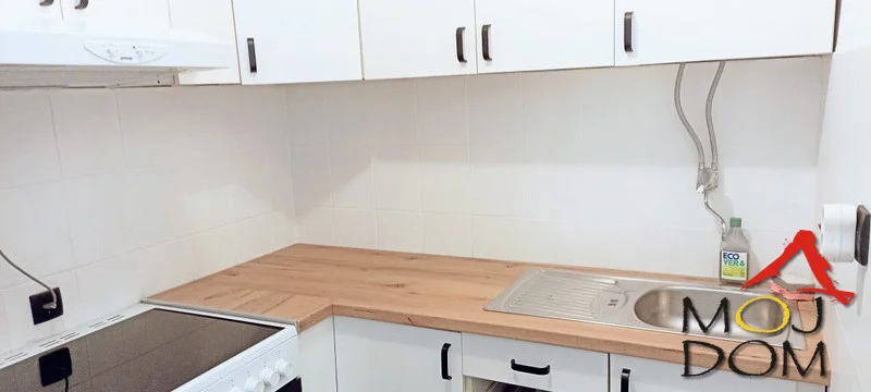 Na prodaju je uknjižen i veoma svetao dvosoban stan na jednoj od najtraženijih lokacija u Novom Sadu – Bulevar oslobođenja, u ulici Braće Jovandić. Zahvaljujući izuzetnoj poziciji i funkcionalnom rasporedu, ova nekretnina predstavlja odličan