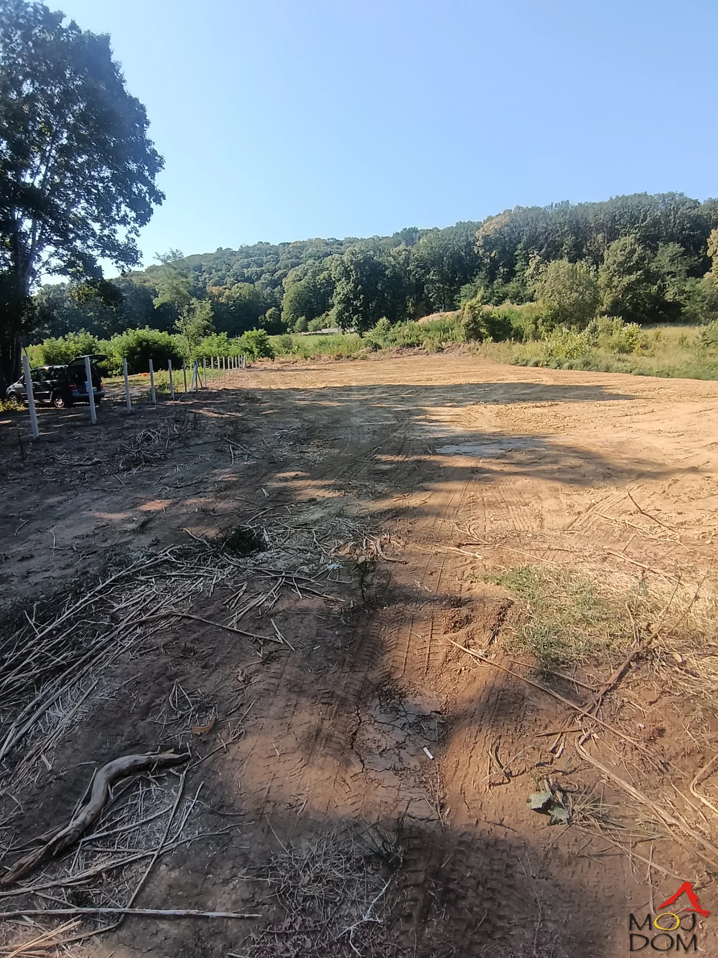 Građevinski plac u Vrdniku – 1.467 m², lokacijski uslovi, nadomak Fruških termi

Na prodaju atraktivan građevinski plac u Vrdniku koji se sastoji od dve parcele površine 1.227 m² i 240 m², ukupne površine 1.467 m². Smešten je u neposredno