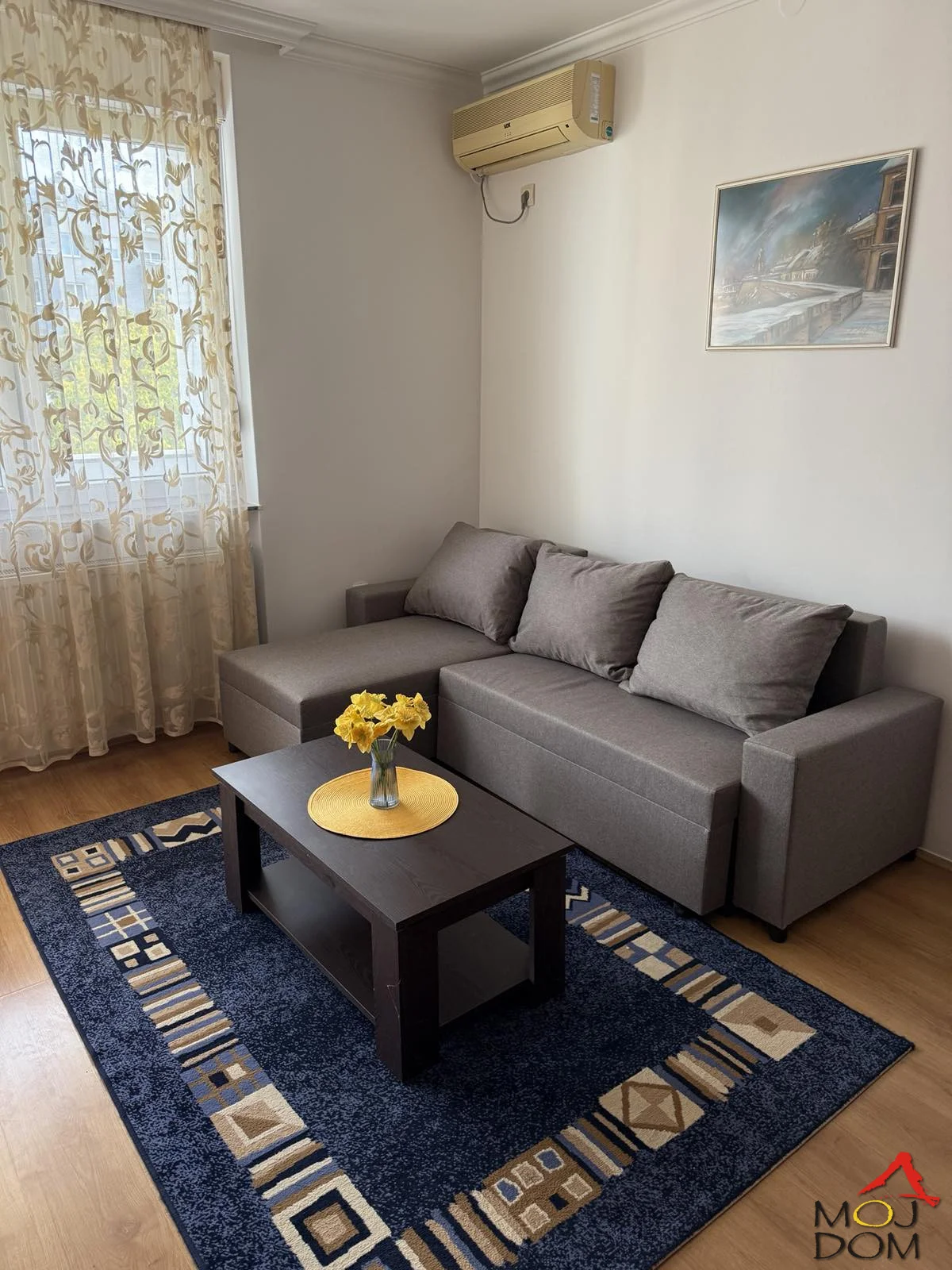 Izdaje se lepo opremljen i funkcionalan stan površine 40 m², smešten u samom centru grada, na odličnoj lokaciji koja omogućava da vam je sve potrebno za svakodnevni život nadohvat ruke.

Stan se nalazi na 3. spratu zgrade sa liftom i poseduje v