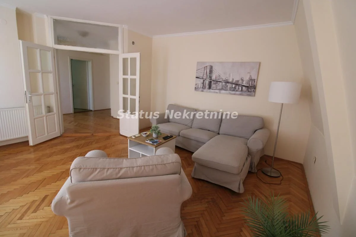 Odličan prazan stan na trgu Mladenaca
