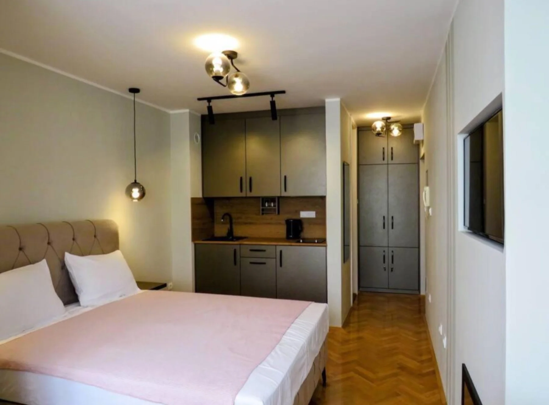 NOVI SAD. PODBARA. GARSONJERA. NAMEŠTEN STAN. DVORIŠNO ORIJENTISAN.    (Svet nekretnine, Novi Sad, Reg. br. 405)