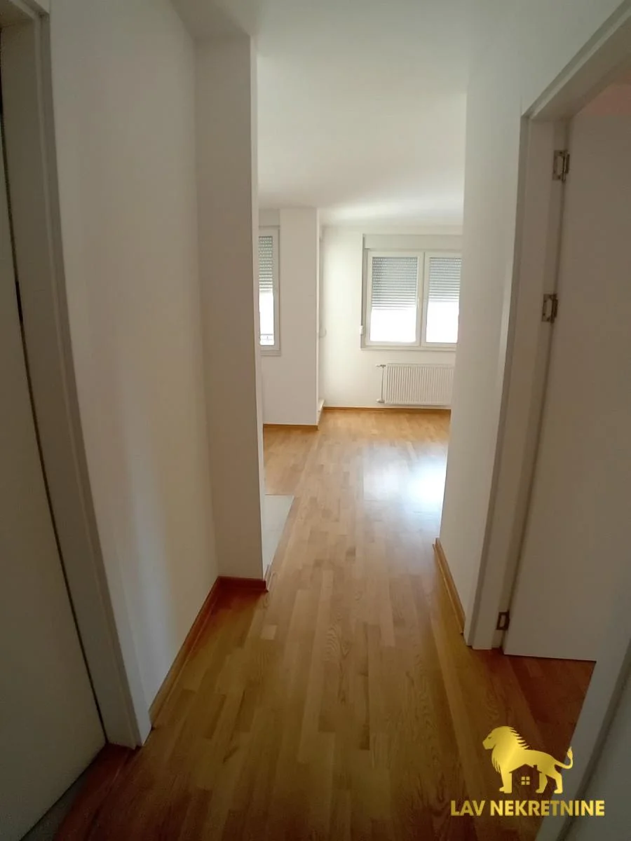 PRODAJA – NOV, TEK USELJEN STAN NA TELEPUNa prodaju nov, tek useljen stan površine 40 m², smešten na visokom prizem
