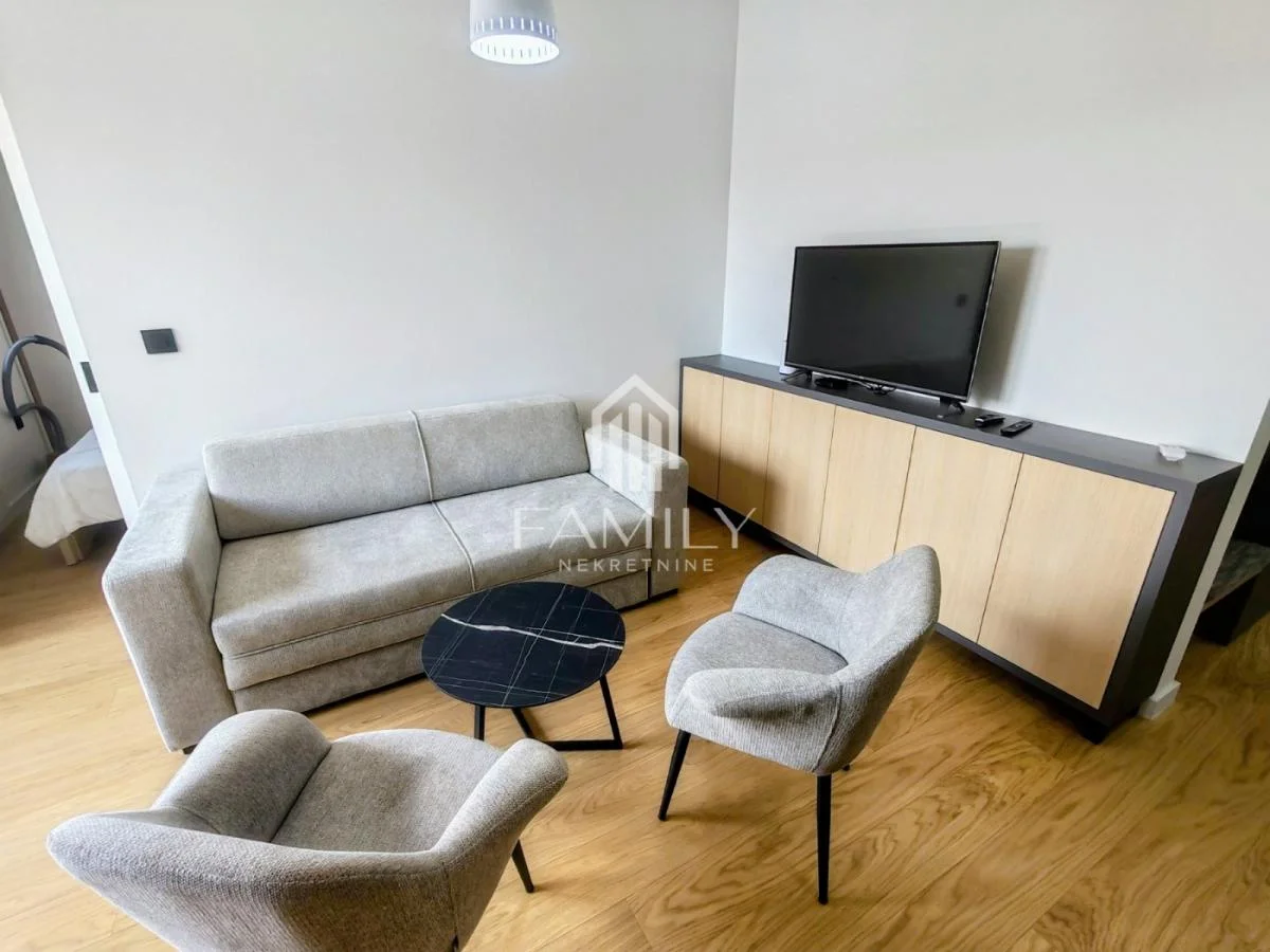 Namešten jednoiposoban stan 40 m² sa terasom i parkingom – Podbara, blizu centra