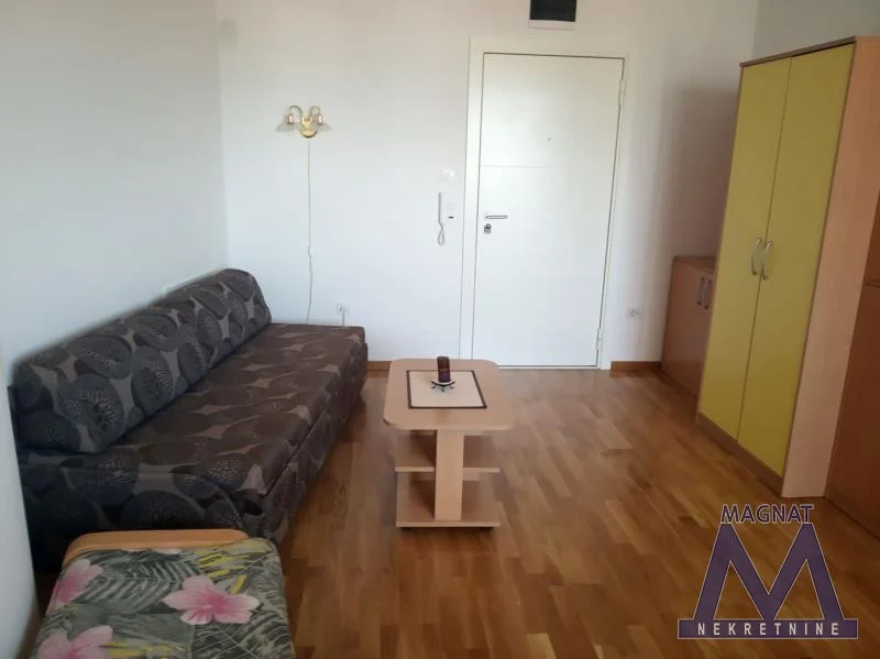 Novi Sad, strogi Centar, kod SNP- a, u novoj odličnoj zgradi kompletno nameštena, lepa garsonjera od 28m2. IV sprat sa liftom. Okrenuta na mirnu dvorišnu stranu. Ima terasu. Gradsko grejanje sa ugrađenim kalorimetrima. Za jednu osobu. Stan je sve