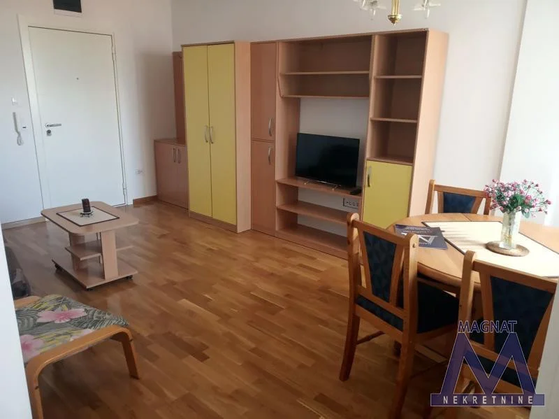 Novi Sad, strogi Centar, kod SNP- a, u novoj odličnoj zgradi kompletno nameštena, lepa garsonjera od 28m2. IV sprat sa liftom. Okrenuta na mirnu dvorišnu stranu. Ima terasu. Gradsko grejanje sa ugrađenim kalorimetrima. Za jednu osobu. Stan je sve