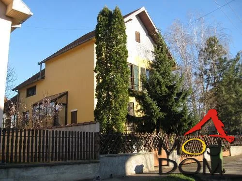 Prodajemo porodicnu kucu u Vetreniku, . Ukupna povrsina 277 m2. Suteren cine dve garaze, ostava, kotlarnica i spremiste za ogrev ili ostava. Sve vrste grajanja (cvrsto, mazut, gas, struja). U prizemlju dnevna soba od 40 kvm sa terasom od 25 kvm. Odvo