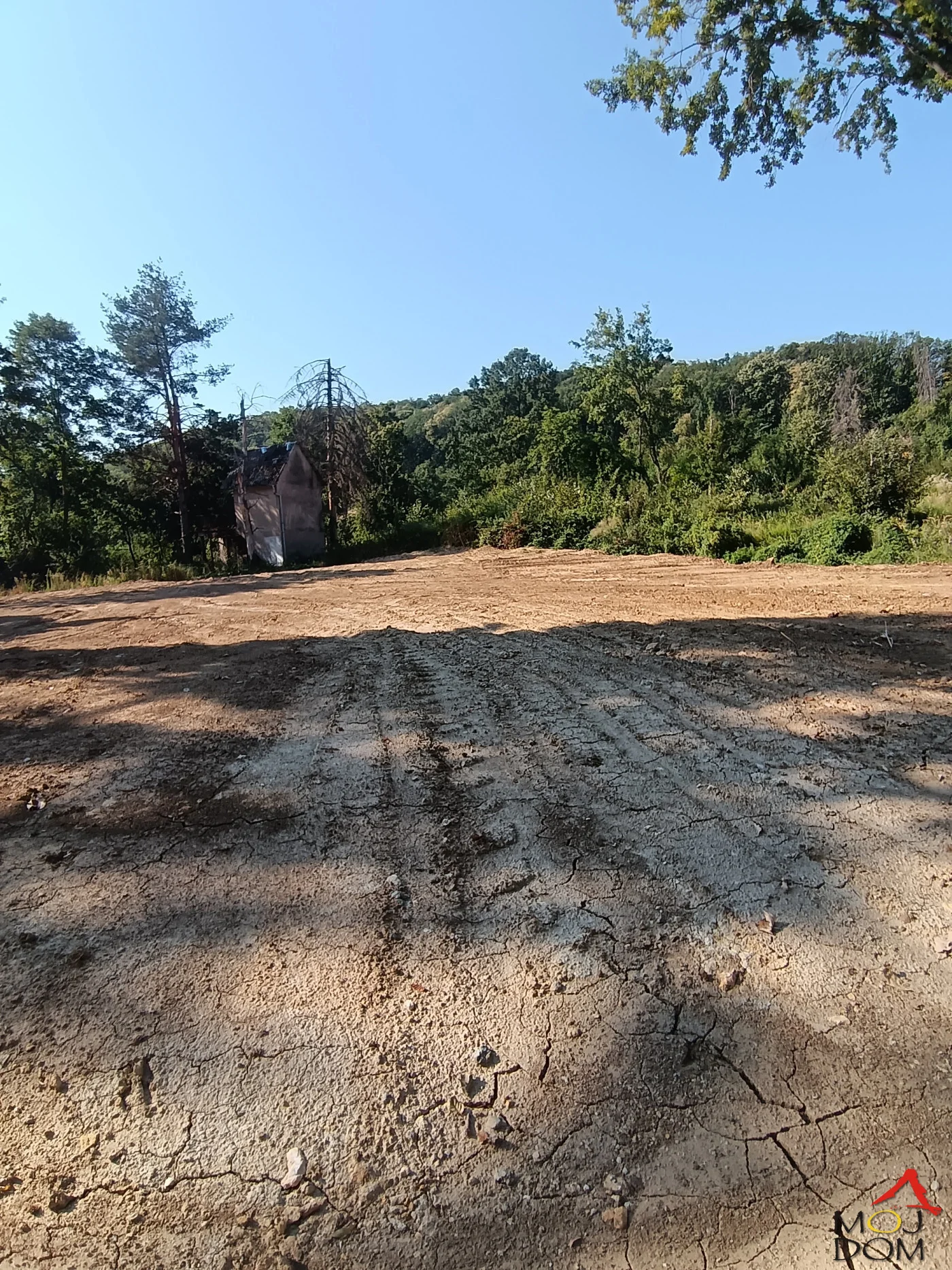 Plac za gradnju u Vrdniku – 1.729 m², lokacijski uslovi, u blizini Fruških termi

Na prodaju izuzetno atraktivan građevinski plac površine 1.729 m² u Vrdniku, na jednoj od najtraženijih lokacija na obroncima Fruške gore, u neposrednoj blizin