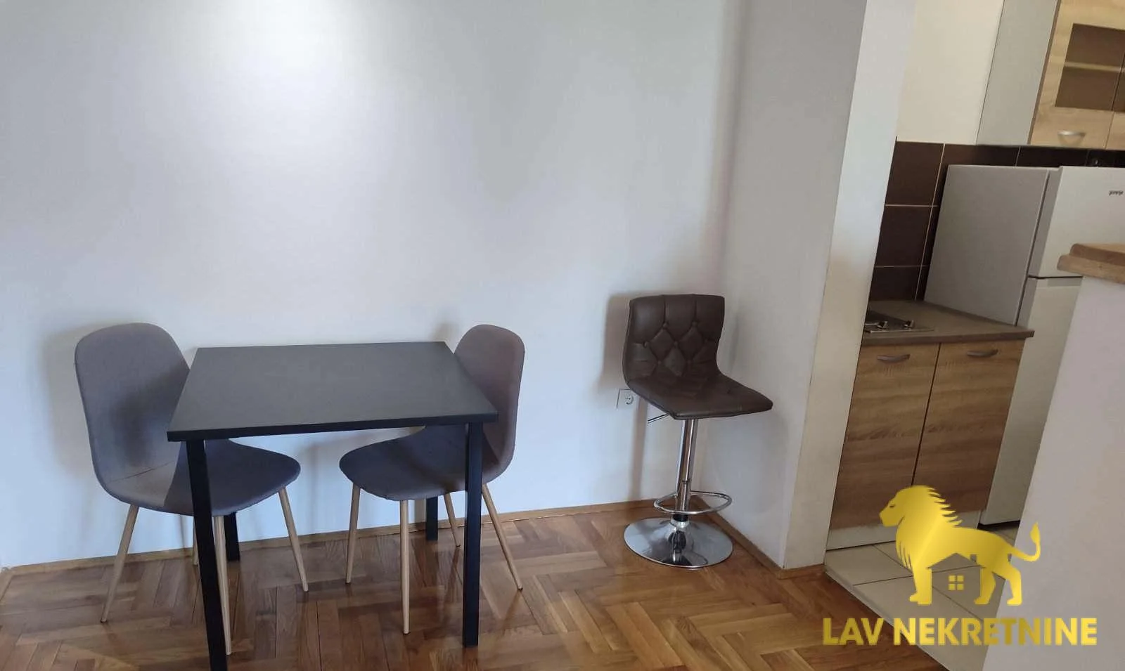 Prodaje se potpuno opremljen, odmah useljiv, jednosoban stan površine 37m² na atraktivnoj lokaciji na Grbavici. Mogucn