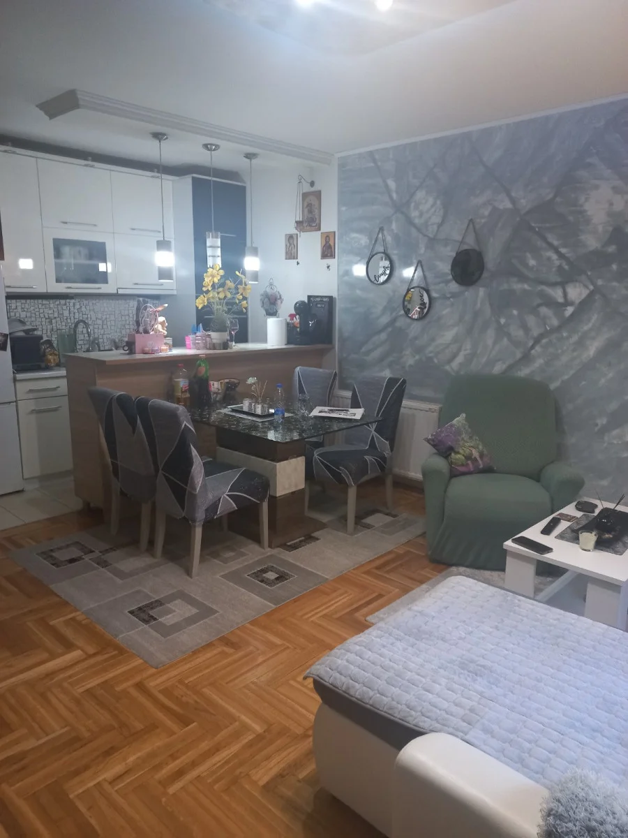 Novi Sad,Veternička rampa. Lep,manji četvorosoban stan, dobro iskorišten prostor od 63m2, opremljen, u prizemlju sa l
