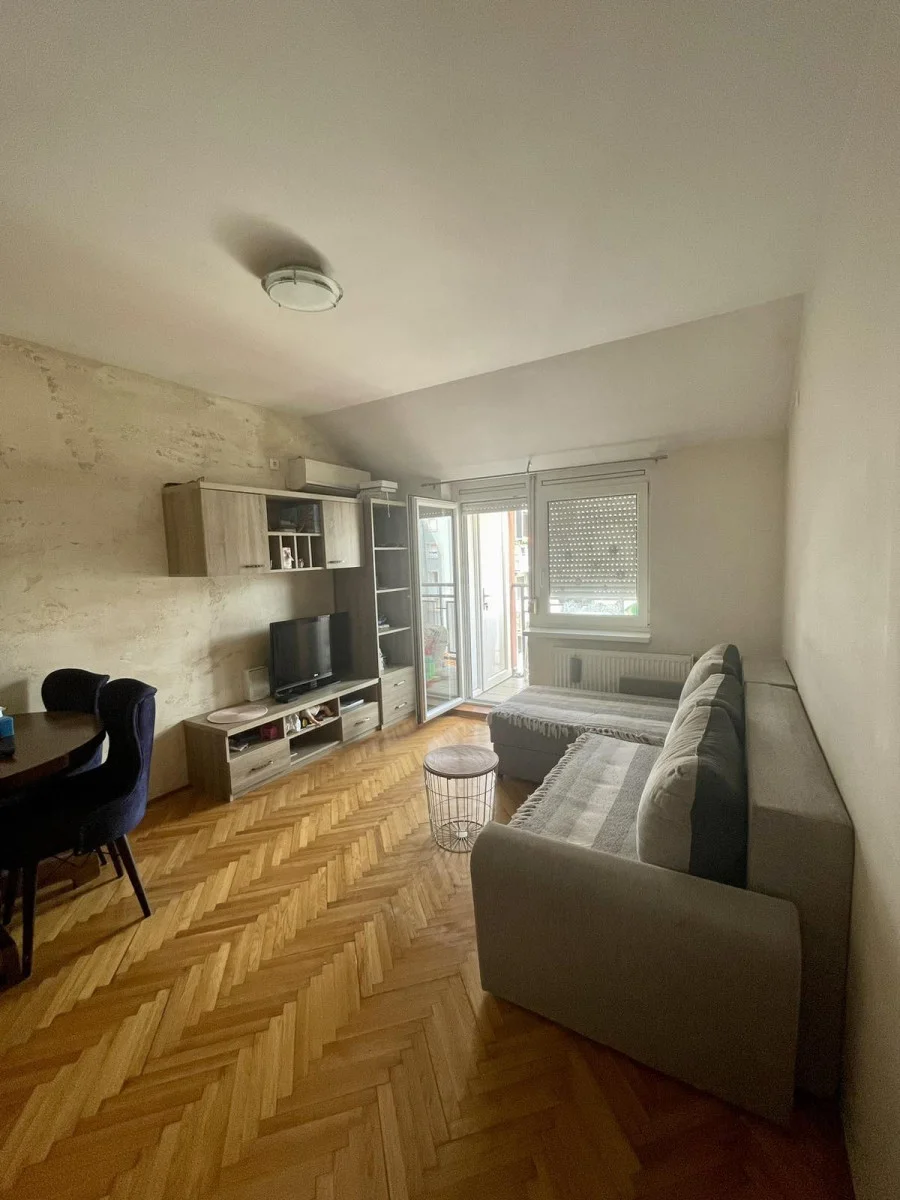 <p>Novi Sad, Dvosoban stan u Ćirpanovoj ulici od 40m2 na 4 spratu. Terasa, lift, TV, klima, veš mašina, priključci z
