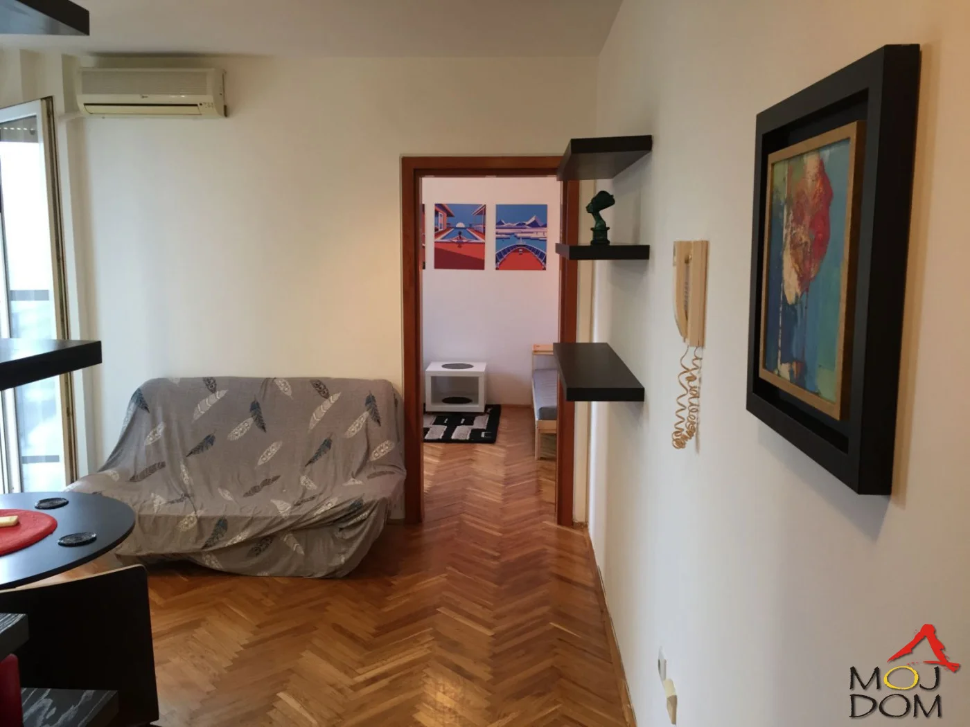 

Na prodaju jednoiposoban stan od 41 m² na Grbavici, uknjižen 1/1 i bez tereta. Nalazi se na VII spratu kvalitetne zgrade sa liftom, video-nadzorom i uređenim održavanjem. Dvorišno je orijentisan, zahvaljujući čemu pruža mir i tišinu