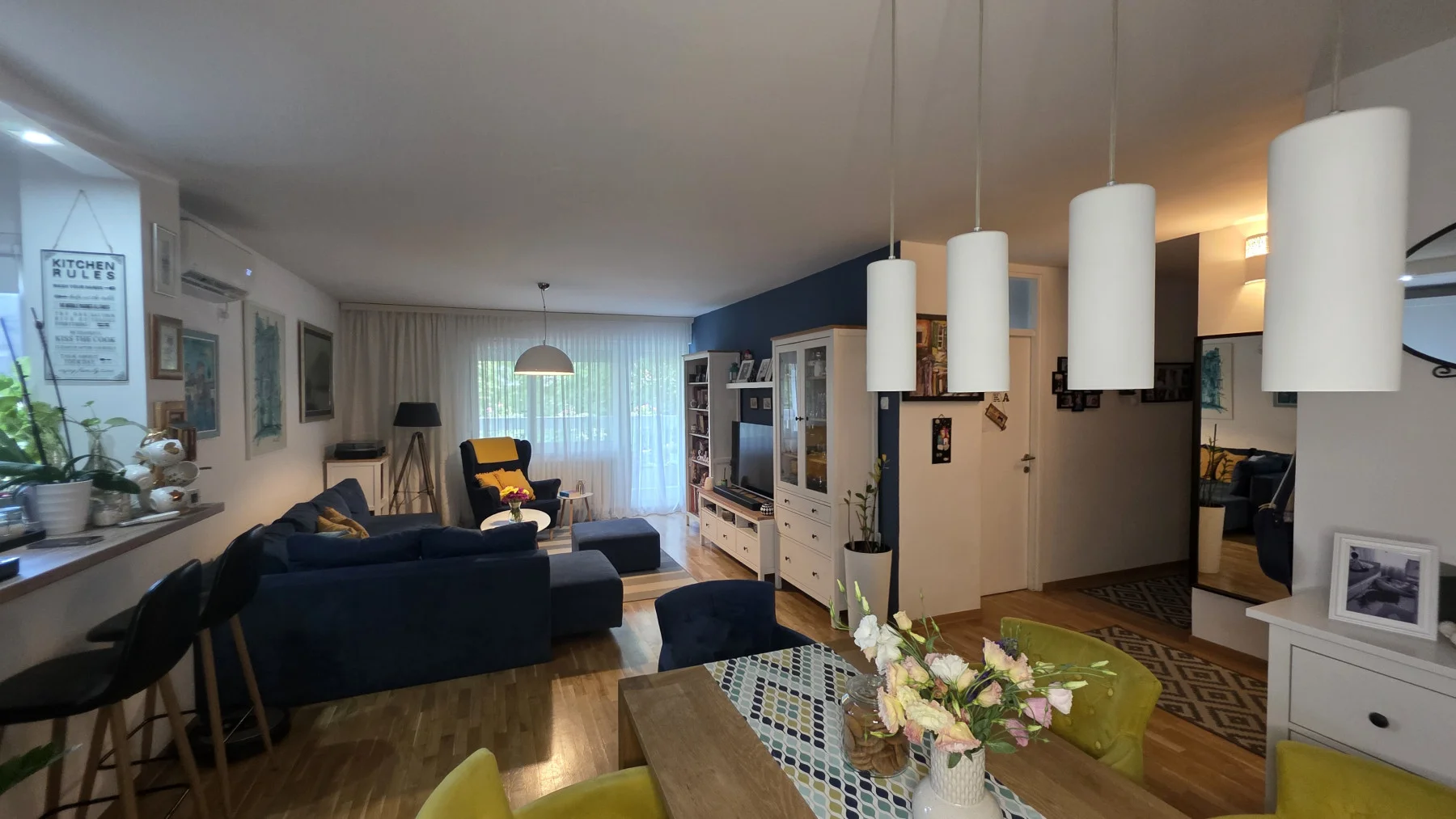 NOVI SAD. NOVO NASELJE. ČETVOROSOBAN STAN.Stan je kompletno renoviran pre osam godina.Postoji mogućnost kupovine gara?