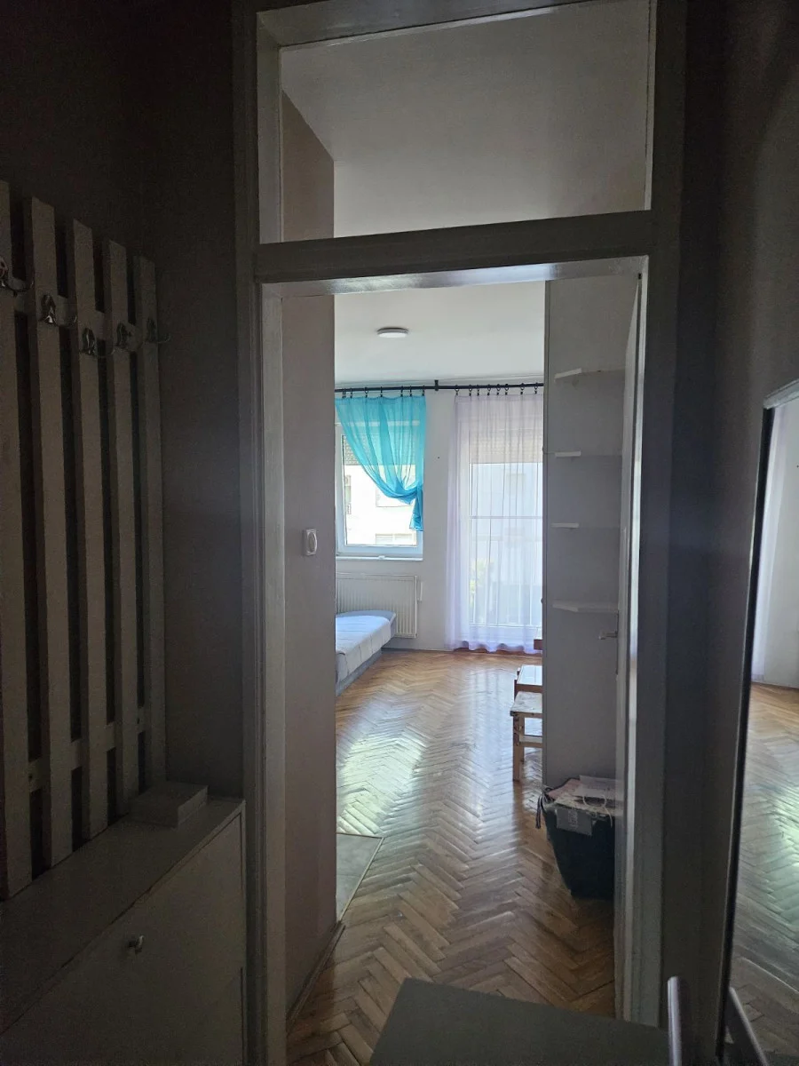 <p>Novi Sad-Grbavica, garsonjera, cena 250 eura, treći sprat, terasa, lift, klima, veš mašiona, tv, potreban depozit.