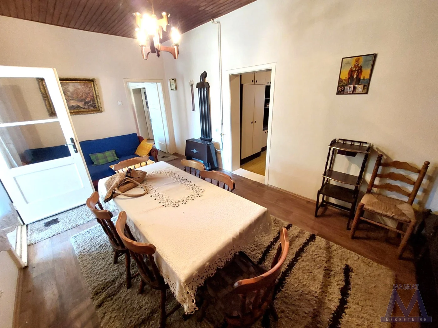 Petrovaradin- prodaje se samostalna kuća od 98m2 na placu od 376m2, uknjižena, odmah useljiva. 
Sastoji se od hodnika, tri sobe, kuhinje sa trpezarijom, kupatila i terase.

Nalazi se na odličnoj lokaciji, kuća je za renoviranje ili investiciju. N