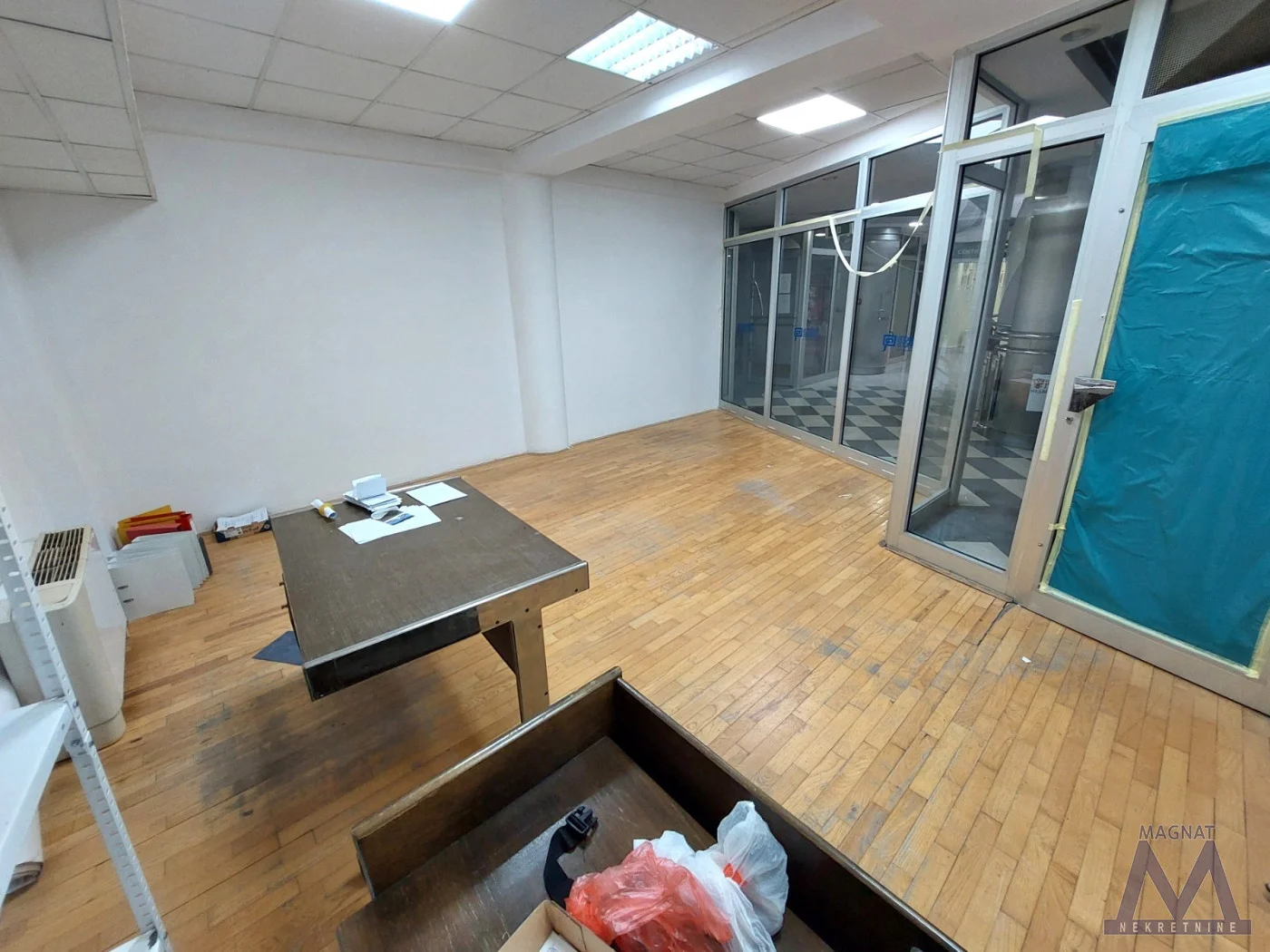 Novi Sad - centar - TC Lupus, izdaje se poslovni prostor/kancelarija od 25m2 na prvom spratu, odmah useljiv.

Nalazi se na odličnoj lokaciji, pogodan za razne namene.

Za više informacija pozovite 060-6211-685 Peđa