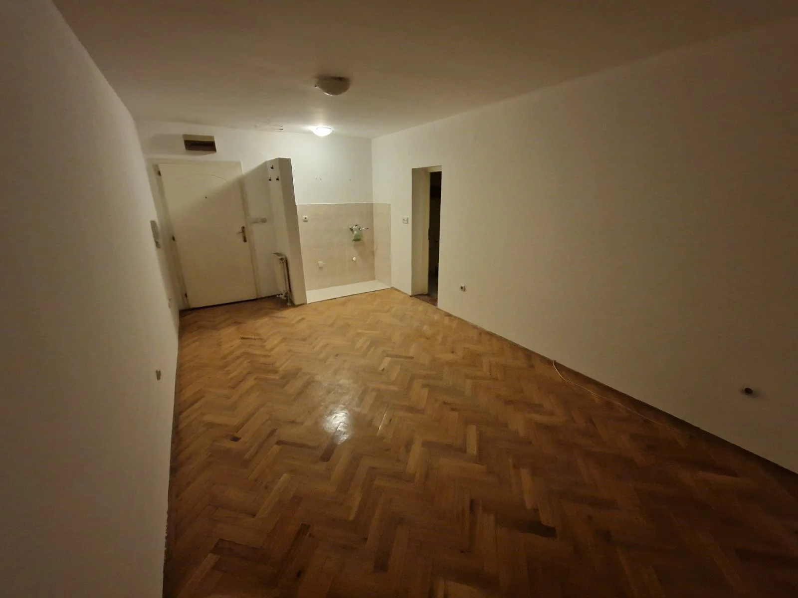 NOVI SAD. SOCIJALNO. GARSONJERA.(Svet nekretnine, Novi Sad, Reg. br. 405)
