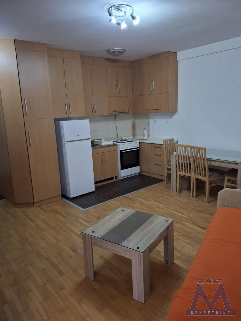 Novi Sad, na Novom Naselju nedaleko od Futoškog puta u novijoj zgradi izdaje se kompletno namešten odmah useljiv dvosoban stan od 43m2. Ima terasu, dvorišna strana. 
Pogodno za dve osobe (mlađi par) sa redovnim primanjima. Bez kućnih ljubimaca. 