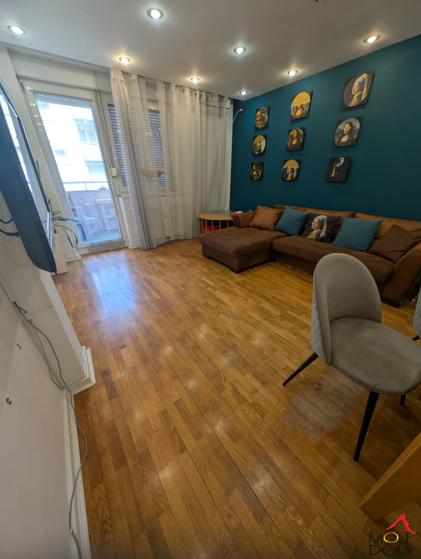 Na Grbavici u Novom Sadu nalazi se kvalitetan i izuzetno funkcionalan porodični stan površine 79 m², sa dve terase, pri čemu se jedna ne uračunava u navedenu kvadraturu. Stan je odlično organizovan i sastoji se od prostranog dnevnog boravka, ku