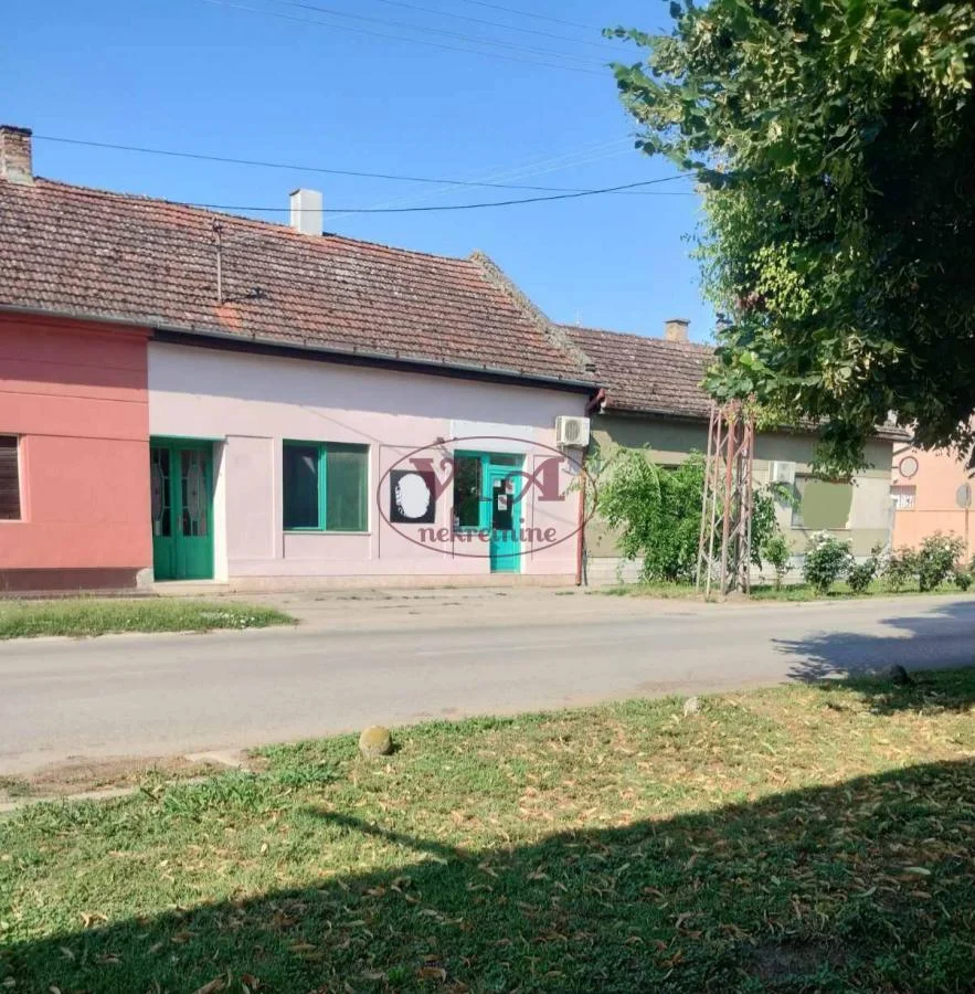 Bečej, Centar, Odlična kuća sa lokalom sa lepim dvorištem punim zelenila