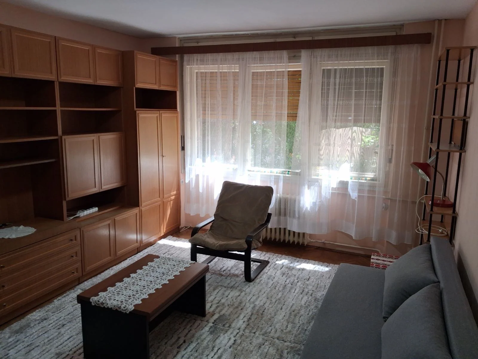 NOVI SAD. CENTAR. DVOSOBAN STAN.Zgrada je iznutra renovirana sa liftom zajedno. Postoji biciklana u ulazu.(Svet nekretni