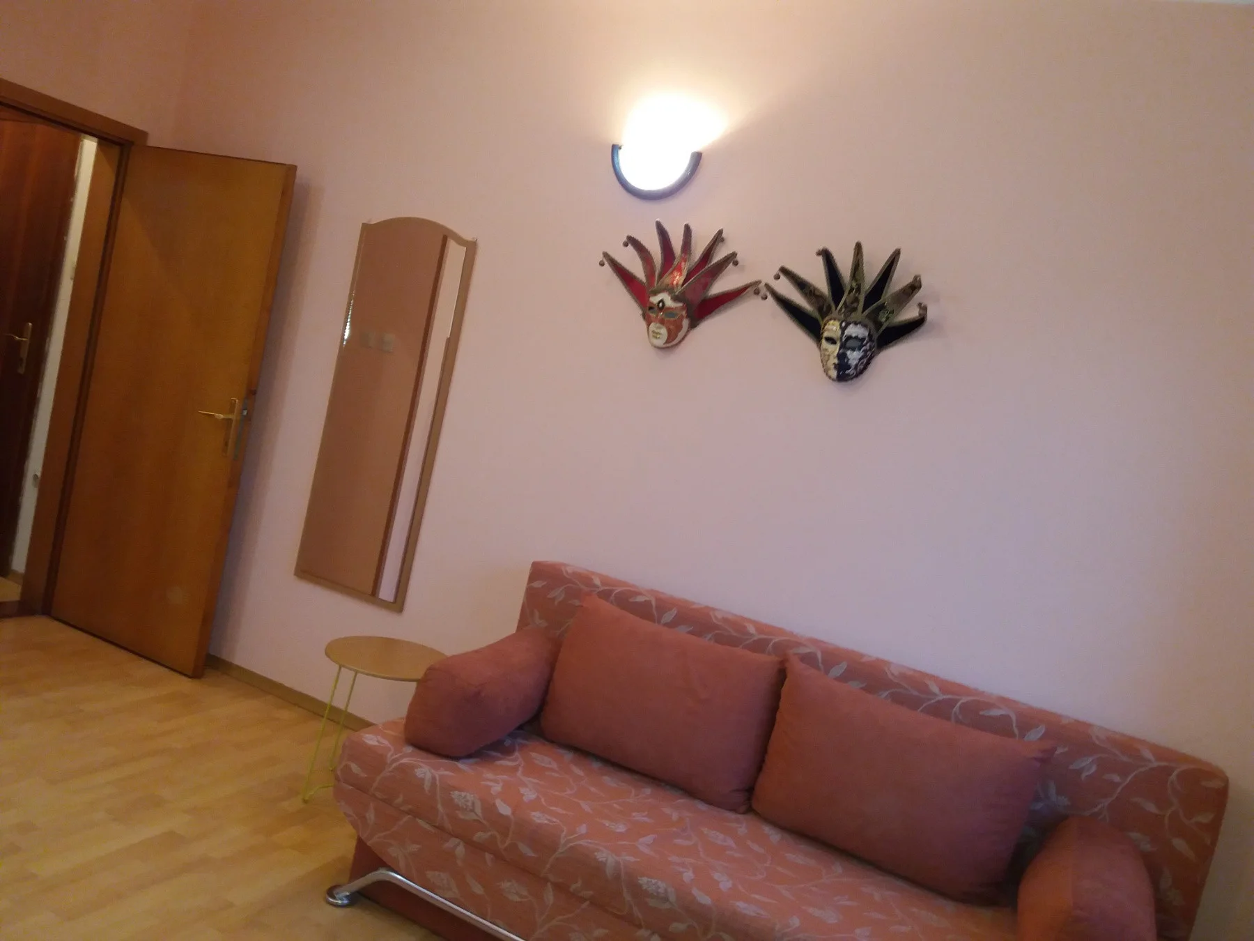 <p>Grbavica Braće Ribnikar, garsonjera 20m2, useljiva od 01.sep., 2 sprat, veša mašina, tv, niske režije,&nbsp;</p> 
