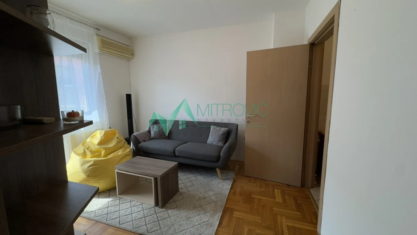 Izdaje se jednoiposoban stan na Detelinari (Šifra: 9102363) 