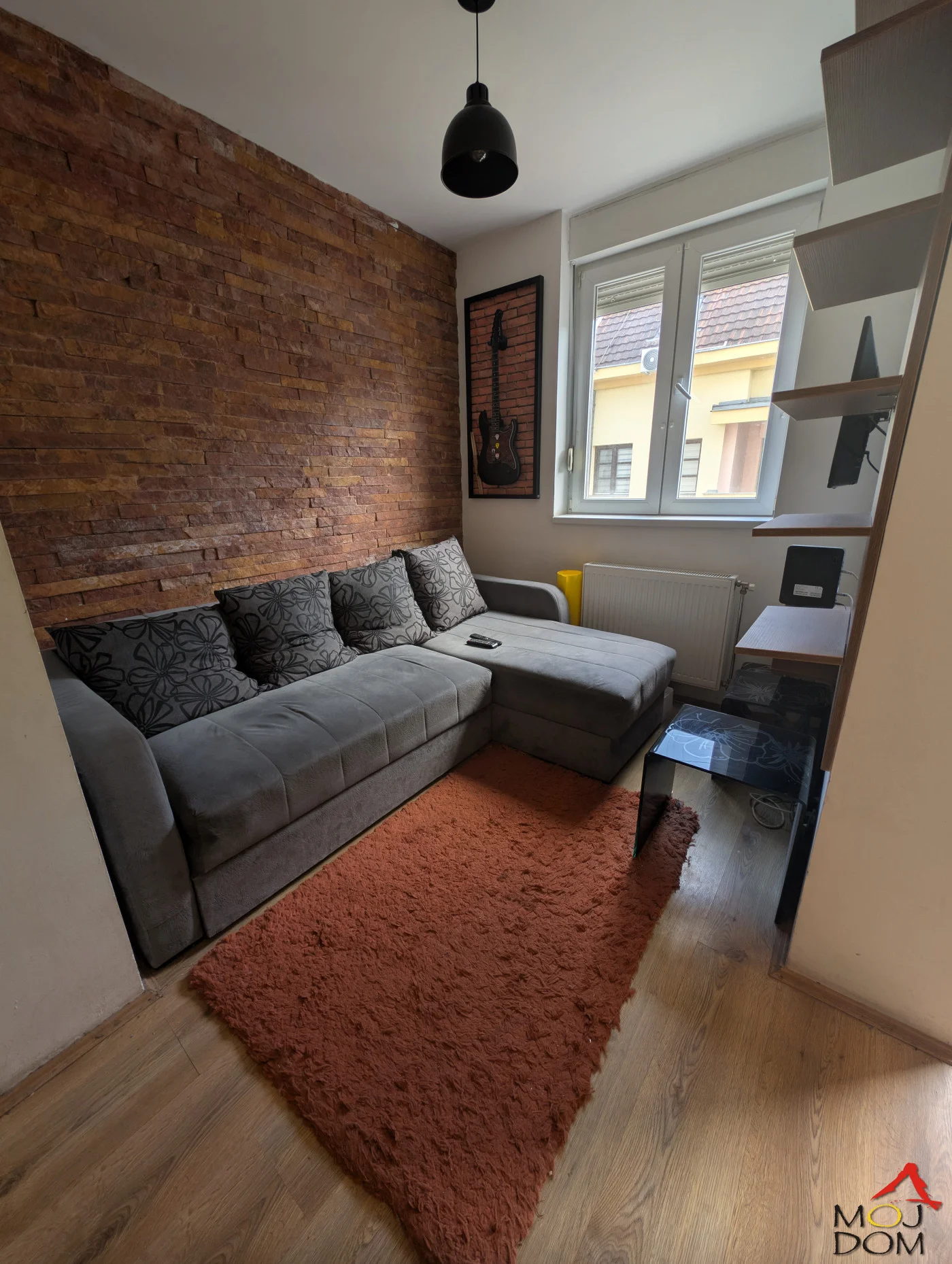 Mirna lokacija • 33 m² • Lift • Gas • Kompletno namešten

Na prodaju kompaktan i funkcionalno koncipiran jednoiposoban stan od 33 m², smešten u mirnoj i ušuškanoj ulici nadomak Bulevara Oslobođenja i Futoške pijace.

Stan se prodaje k
