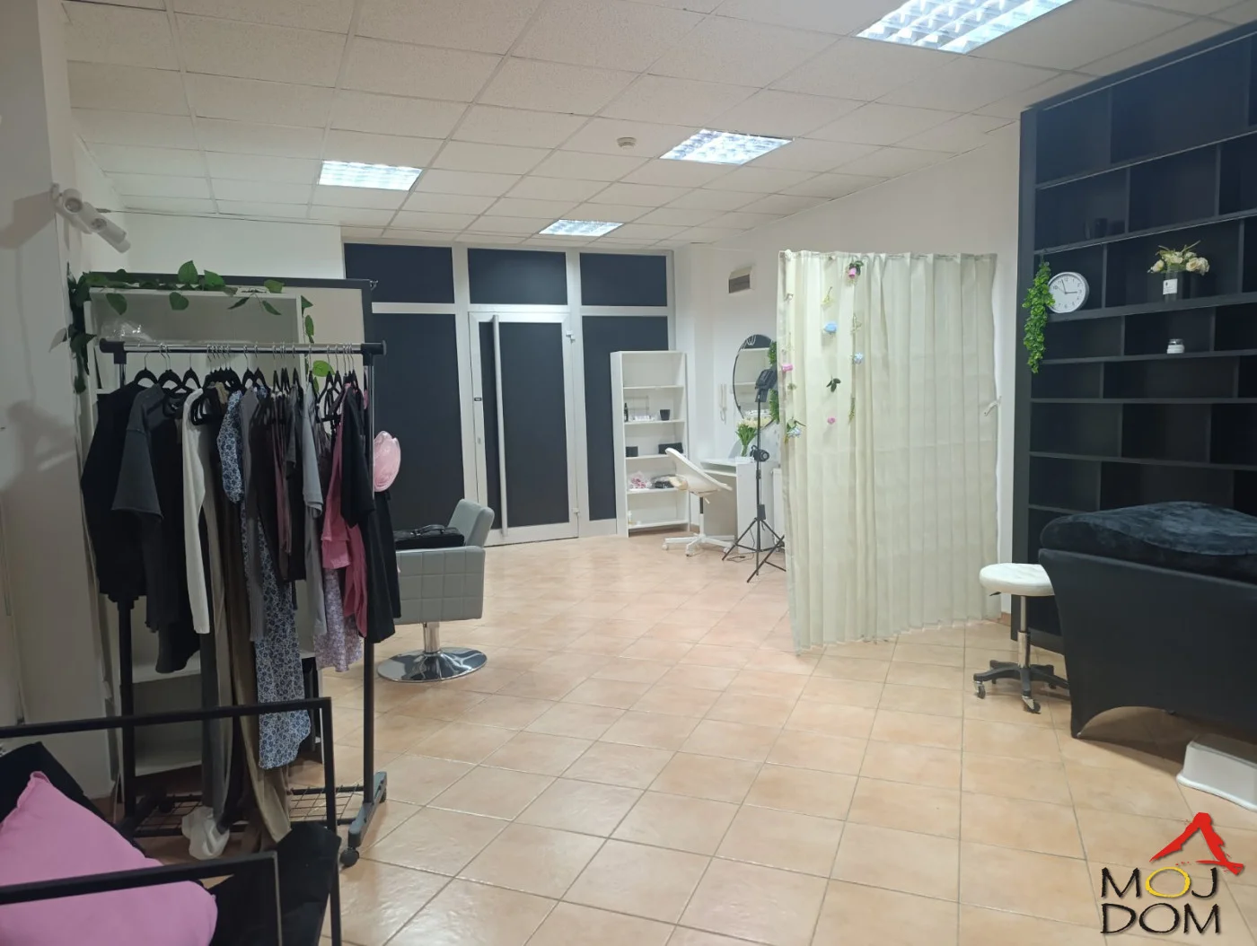 Lokal je na prvom spratu poslovne zgrade sa 24/7 obezbeđenjem, pogodan za raznovrsne delatnosti.

Poseduje izdvojenu čajnu kuhinju, ima dva ulaza, može da se pregradi, na spratu postoje zajednički toaleti za korisnike lokala.

Odmah useljiv

Pozo