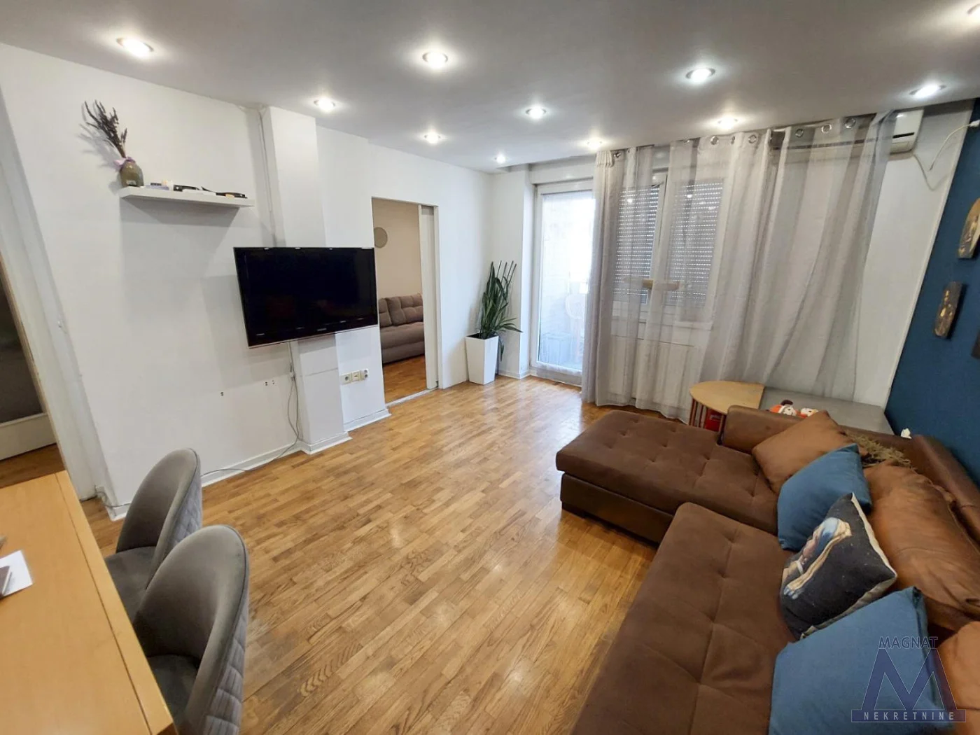 Novi Sad - Grbavica, prodaje se troiposoban stan od 79m2, novija zgrada, uknjižen.
Sastoji se od hodnika, dnevne sobe, kuhinje, tri spavaće sobe, kupatila, wc-a i dve terase. 

Uz stan ide i parking mesto u dvorištu zgrade, postoji mogućnost kupo