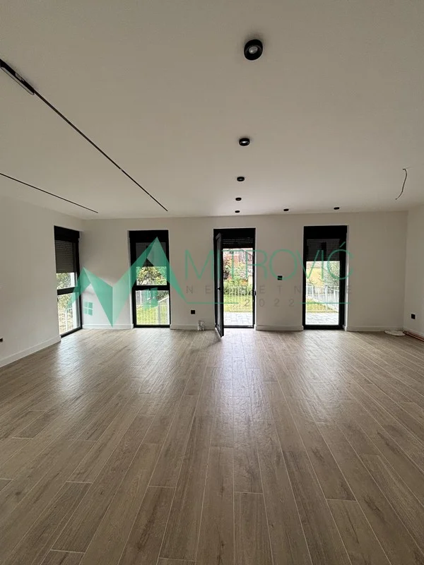 Telep - Petosoban nov stan u dva nivoa 159m2 + garaža + privatno dvorište 143m2 (šifra: 1004220) 