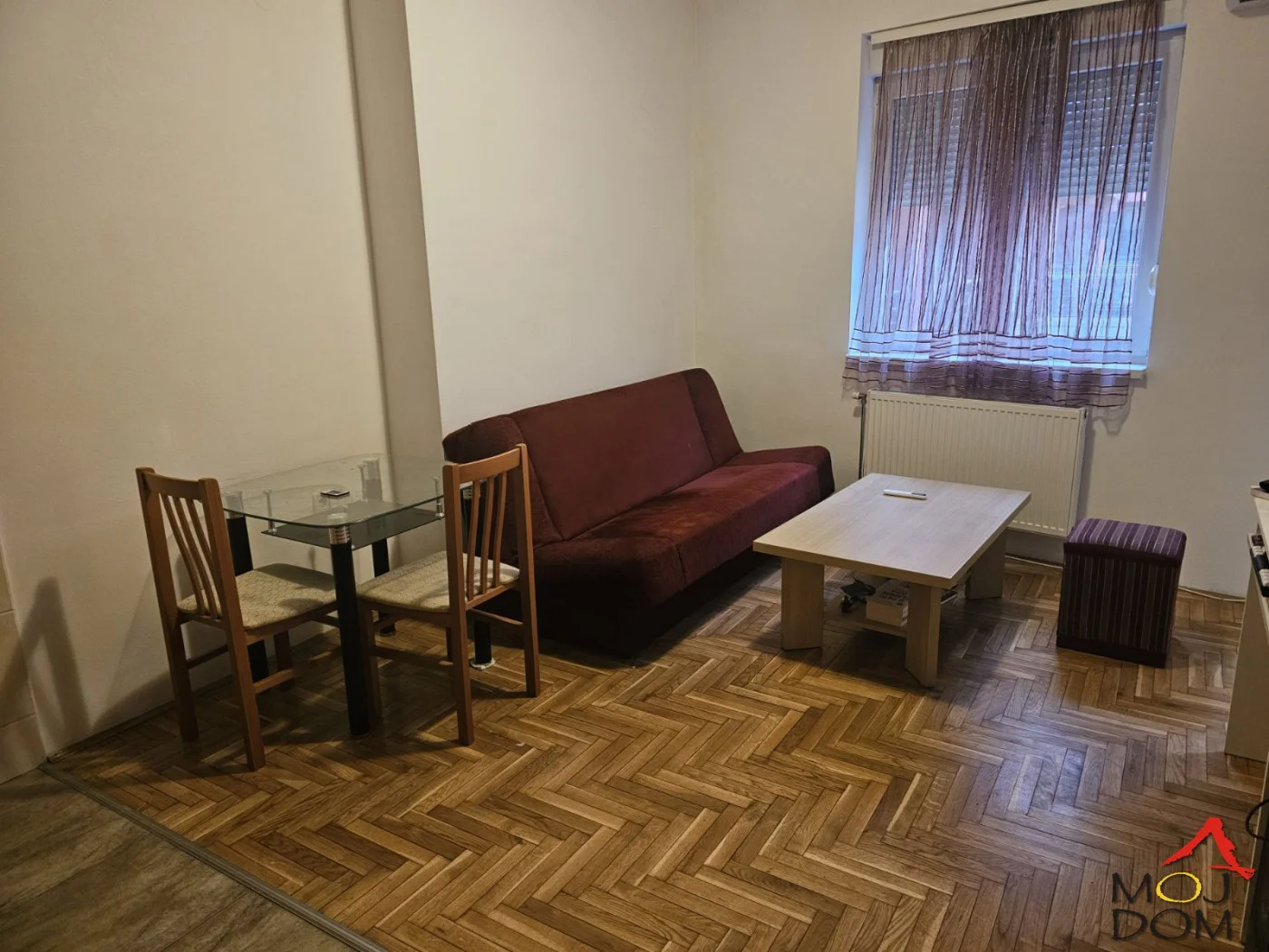 Garsonjera za izdavanje – Futoška ulica, Novi Sad

Izdaje se lepo uređena i funkcionalna garsonjera na odličnoj lokaciji u Futoškoj ulici, na prvom spratu stambene zgrade sa liftom. Stan je praktičan i prijatan za život, a zahvaljujući odli?