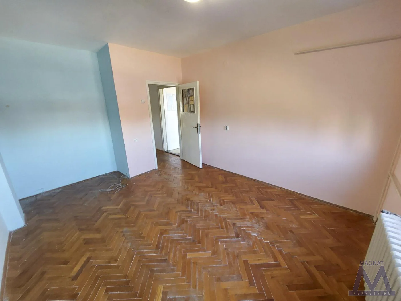 Novi Sad - Grbavica kod Promenade, prodaje se klasičan dvosoban stan od 50m2, odmah useljiv, uknjižen 1/1.

Stan se sastoji od hodnika, dve lepe sobe, kuhinje sa trpezarijom i ostavom, kupatila i terase.
Nalazi se na izuzetnoj lokaciji, blizu prome