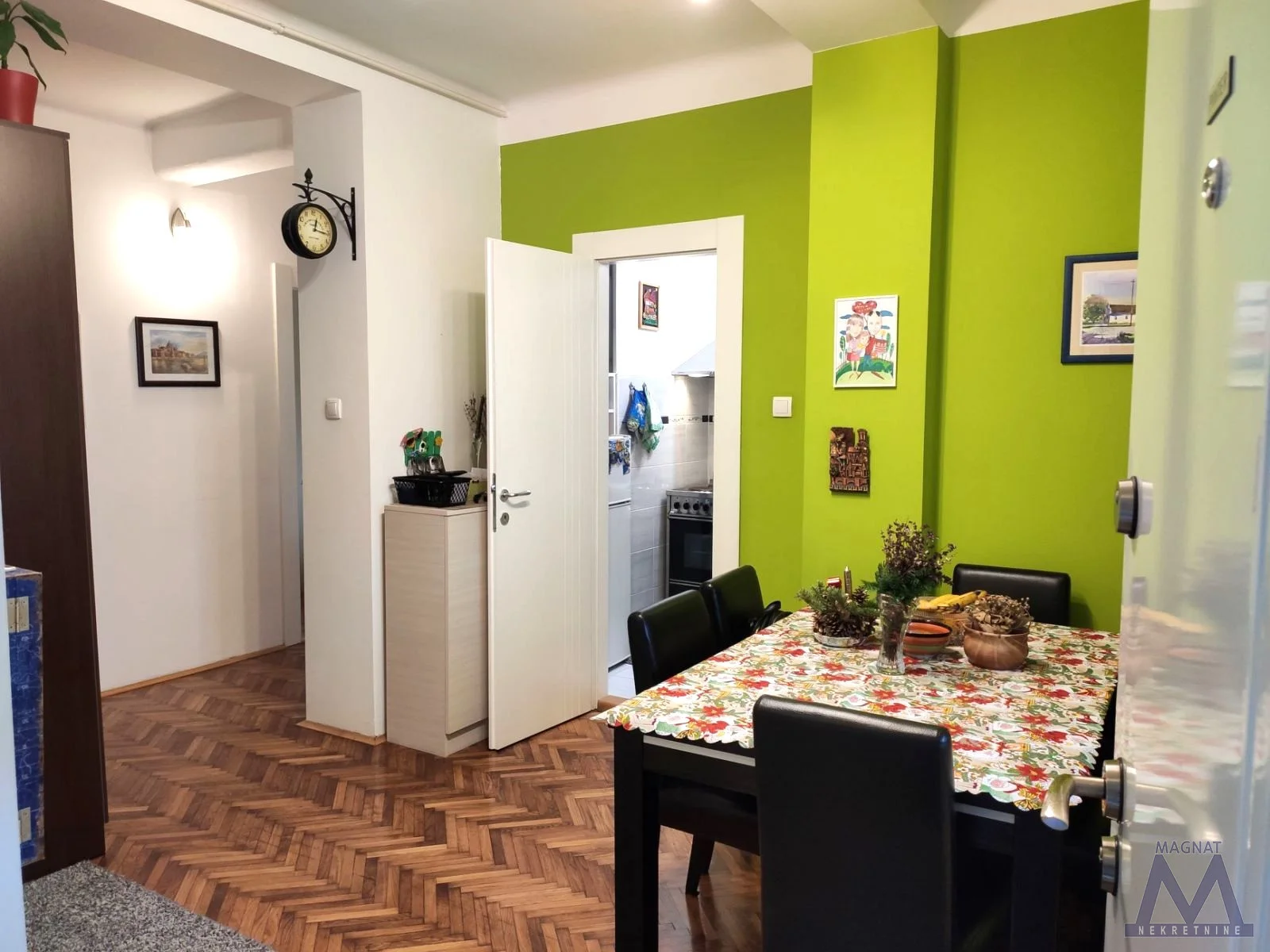 Novi Sad - Almaški kraj, izdaje se dvosoban stan od 53m2, kompletno namešten, odmah useljiv.
Sastoji se od hodnika, dve sobe, kuhinje, trpezarije i kupatila.
Stan je u dobrom stanju, odlična lokacija.

Za više informacija pozovite 060-6211-685 Pe