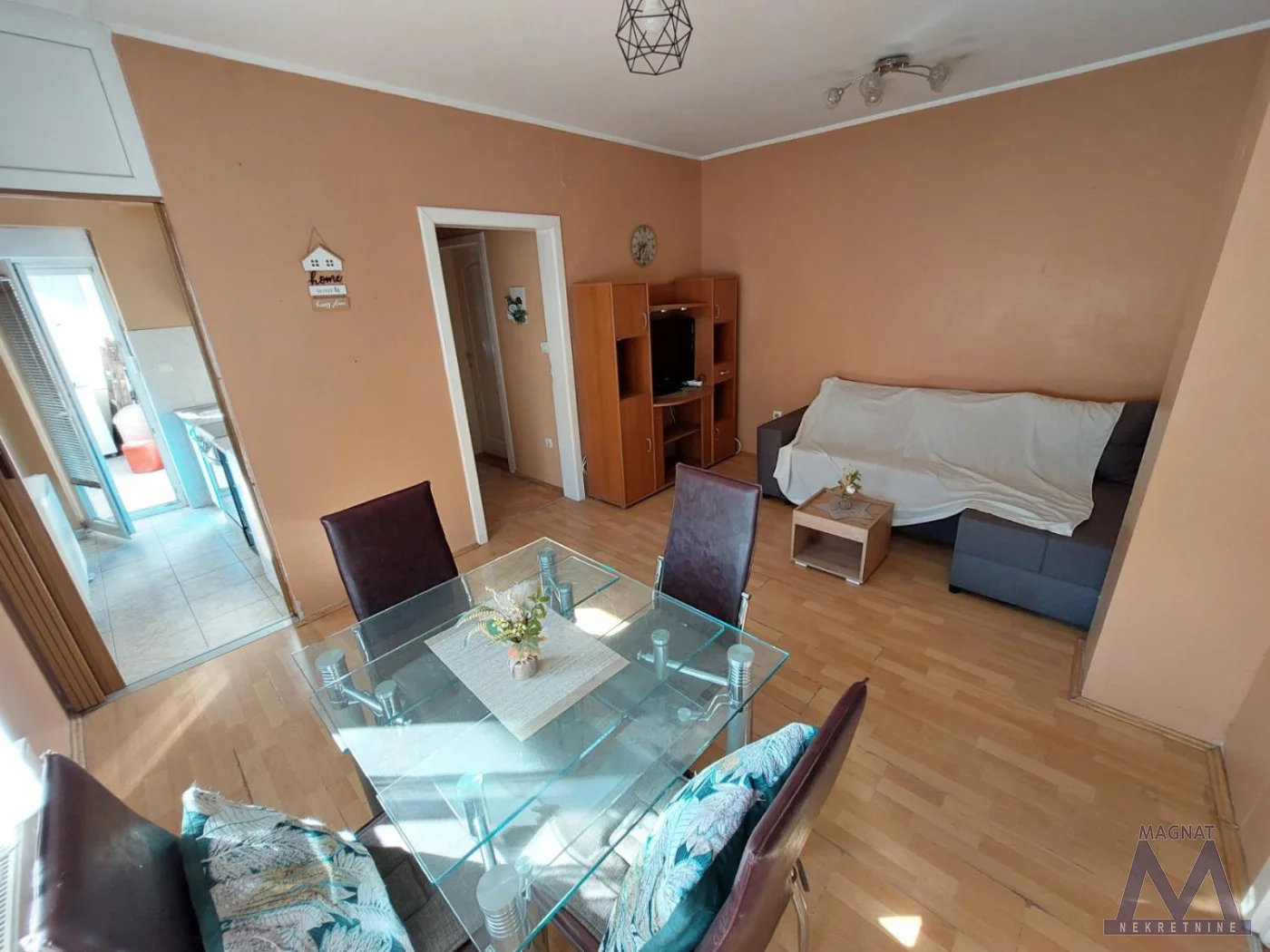 Novi Sad - centar- Almaški kraj, izdaje se dvosoban stan od 43m2, odmah useljiv, kompletno namešten i opremljen ( nov  francuski ležaj i nova ugaona garnitura u dnevnoj sobi koja treba da stigne) .

Sastoji se od hodnika, dnevne sobe sa trpezarijo
