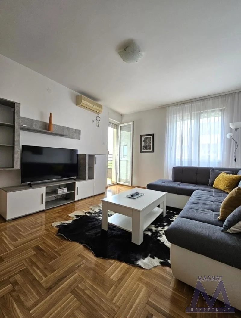 Novi Sad, na samom početku Bulevara patrijarha Pavla, nedaleko od kružnog toka izdaje se odličan, kompletno namešten dvosoban stan od 44m2. Stan je lep, svetao i prozračan. Sastoji se od ulaznog predsoblja dnevnog boravka sa trpezarijskim delom,