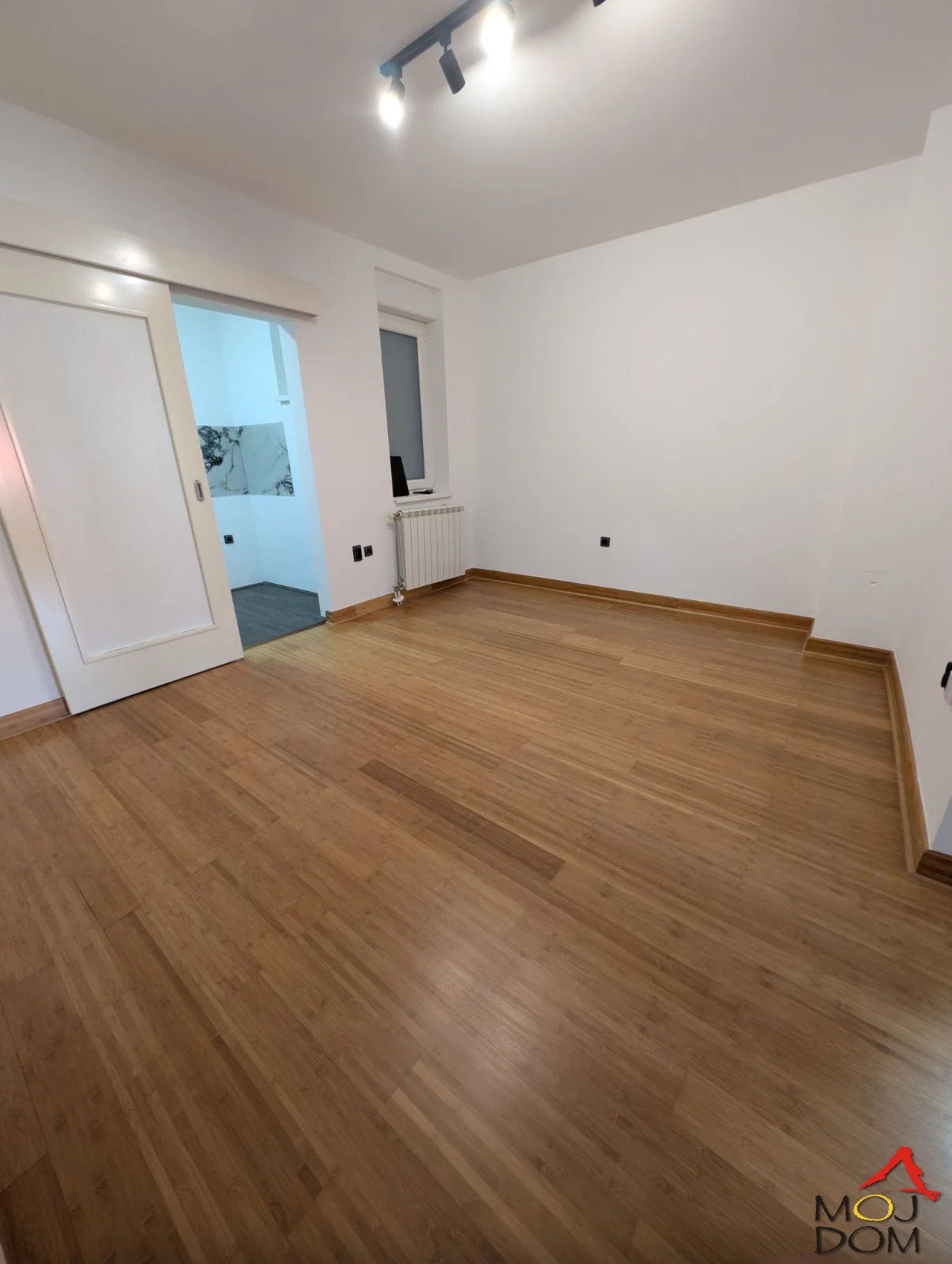 Retko kada se na Grbavici pojavi ovako kompletna nekretnina. Na prodaju je potpuno renoviran dvoiposoban stan površine 54 m², smešten na prvom spratu, koji se izdvaja karakteristikama koje se izuzetno retko mogu pronaći u ovoj kvadraturi – čak