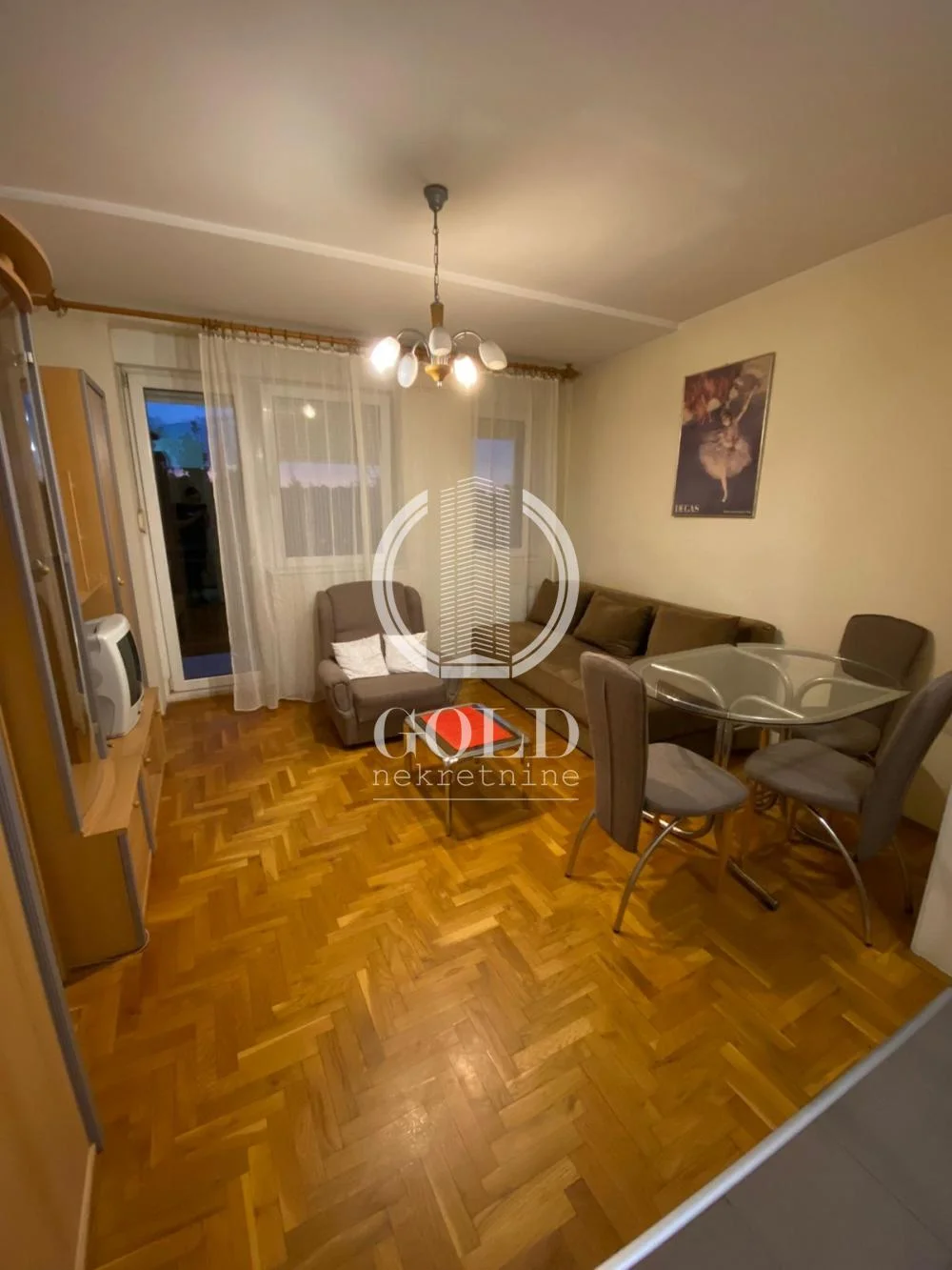 Izdaje se 0.5 stan:Centar-Novi Sad, 29m2, samo za ženske zaposlene osobe ID#12637