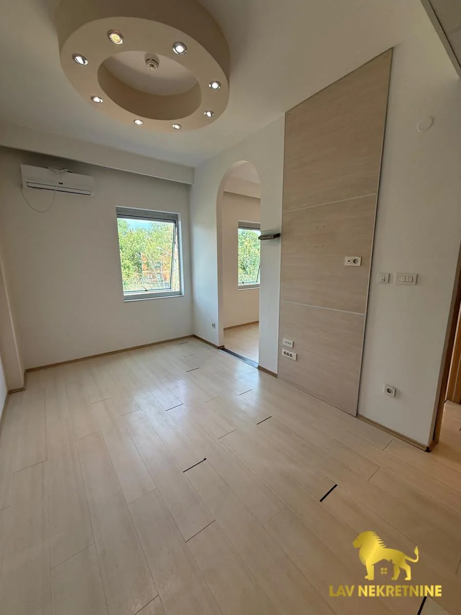 Prodaje se izuzetno svetao, lep jednosoban stan na NOVOM NASELJU.Agencijska usluga je uključena u cenu.Lav 2020 nekretn
